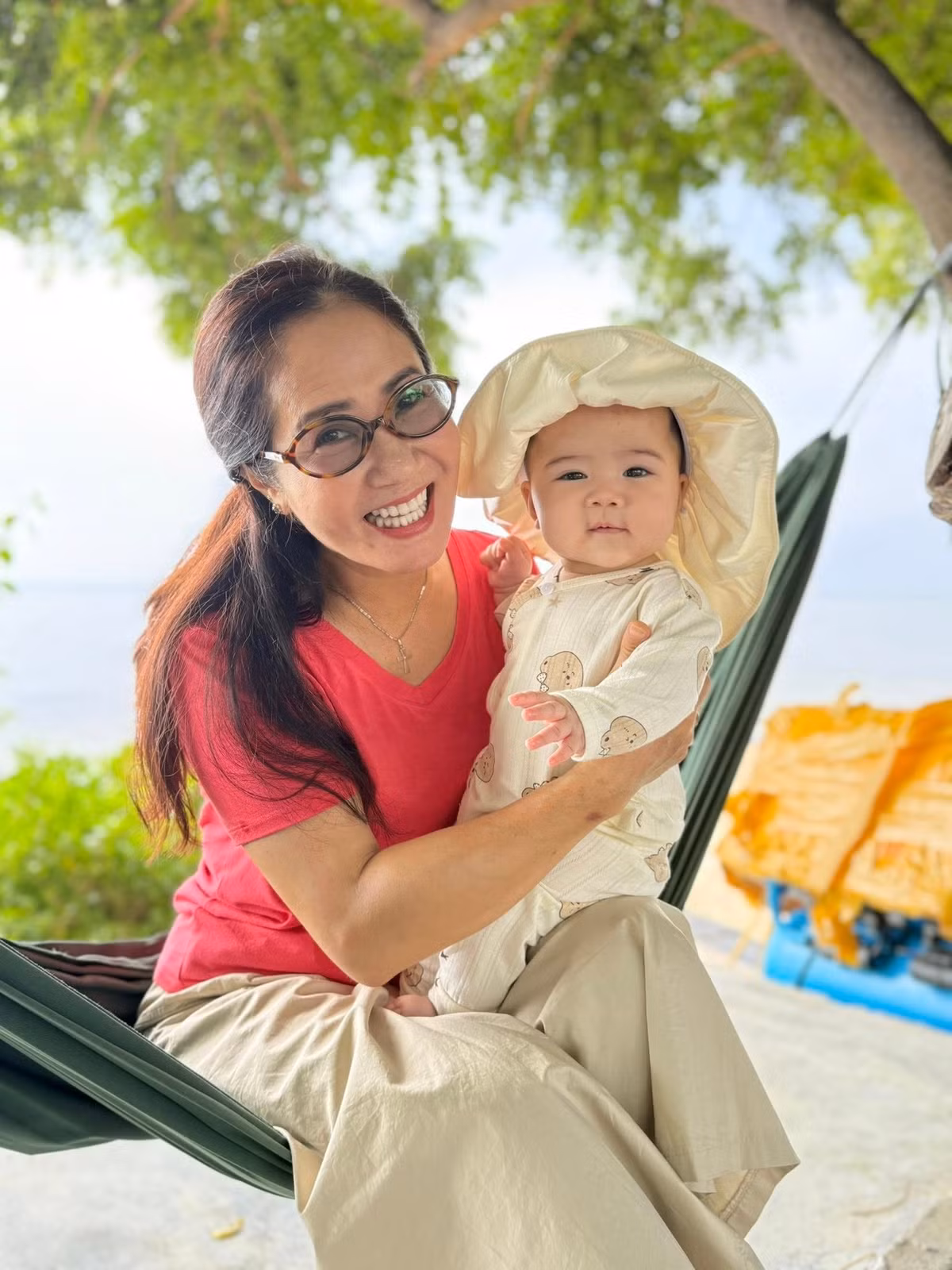 NSƯT Nguyệt Hằng chụp ảnh đáng yêu với cháu. Ảnh: FB Nguyệt Hằng Cao