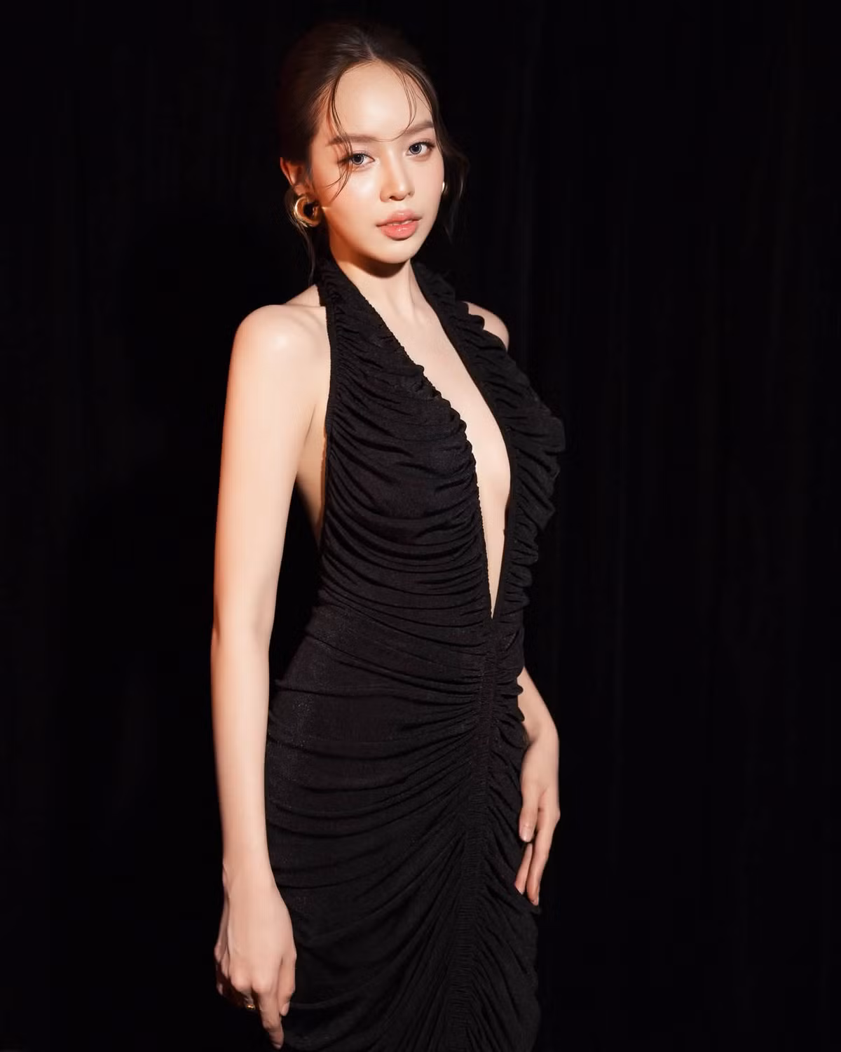 Ở thời điểm hiện tại, nàng hậu sinh năm 2002 được nhận xét ngày càng gợi cảm và có phần táo bạo hơn trong phong cách ăn mặc.