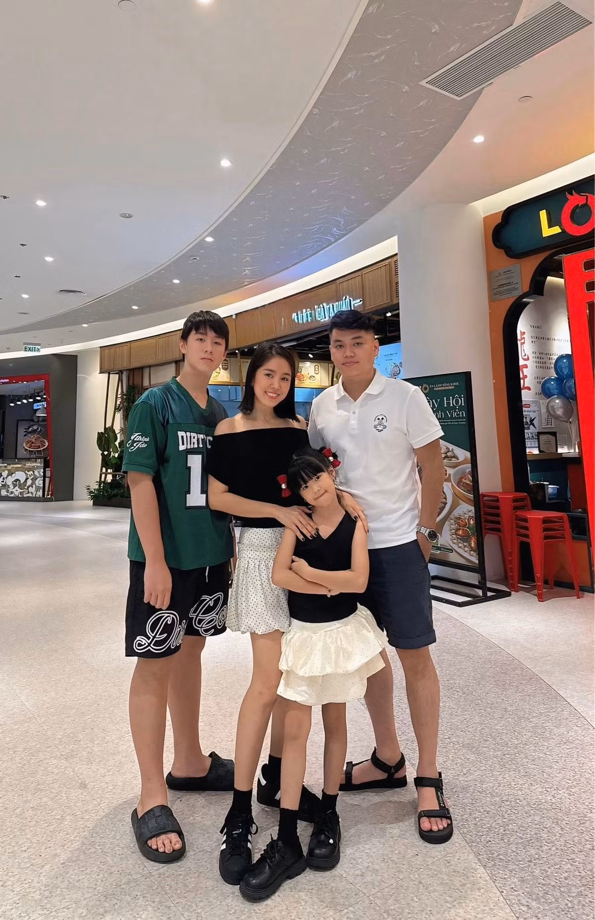 Trên trang cá nhân, Lê Phương thường xuyên chia sẻ những khoảnh khắc đời thường đầy hạnh phúc bên chồng và các con.