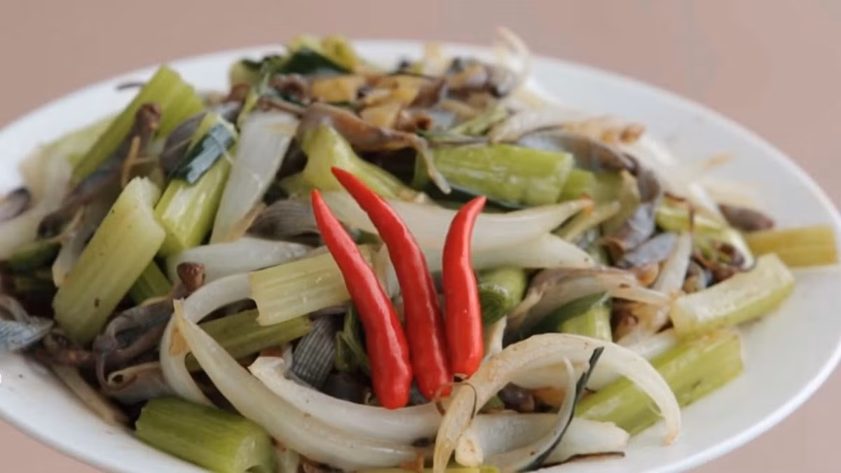 Sá sùng xào cần tỏi: Sá sùng sau khi làm sạch được chần nhanh qua nước sôi để giữ độ giòn. Tiếp đó, phi thơm tỏi, cho sá sùng vào đảo đều rồi thêm cần tây cắt khúc. Món ăn hoàn thiện với vị ngọt tự nhiên của sá sùng hòa quyện cùng hương thơm nồng nhẹ của tỏi và cần, cực kỳ đưa cơm.