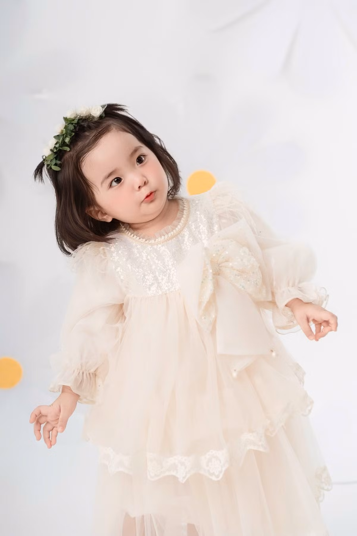 Bé Lisa nhà Khánh Thi được khen 'xinh như búp bê' trong bộ ảnh mừng sinh nhật tròn hai tuổi. Ảnh: FB Nguyen Khanh Thi