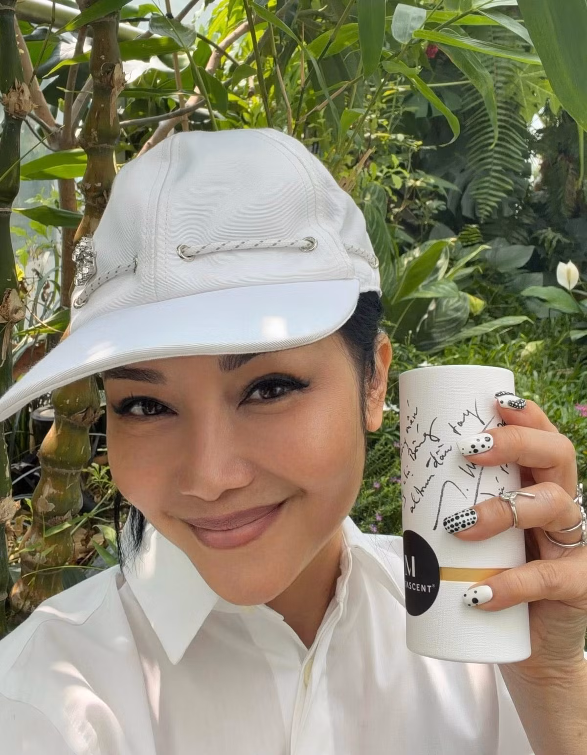 Khi đặt những bức ảnh hiện tại cạnh những khung hình của vài thập kỷ trước, người ta thấy một "Cô Bống" gần như không thay đổi, có chăng chỉ là sự mặn mà và khí chất sang trọng hơn theo thời gian.
