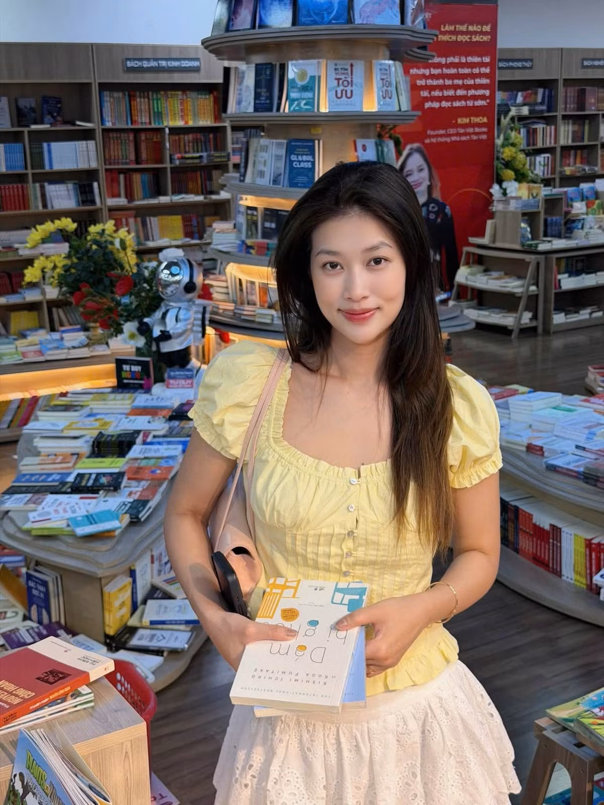 Đời thường, Thiên Ân hướng đến phong cách trẻ trung và nhẹ nhàng. Người đẹp dành thời gian cho yoga, đi nhà sách, chăm sóc thú cưng và tận hưởng những khoảng thời gian riêng. Đáng chú ý, tháng 7/2026, cô chia sẻ đã mua được căn nhà đầu tiên tại TP.HCM sau bốn năm hoạt động nghệ thuật. Ảnh: FB Đoàn Thiên Ân