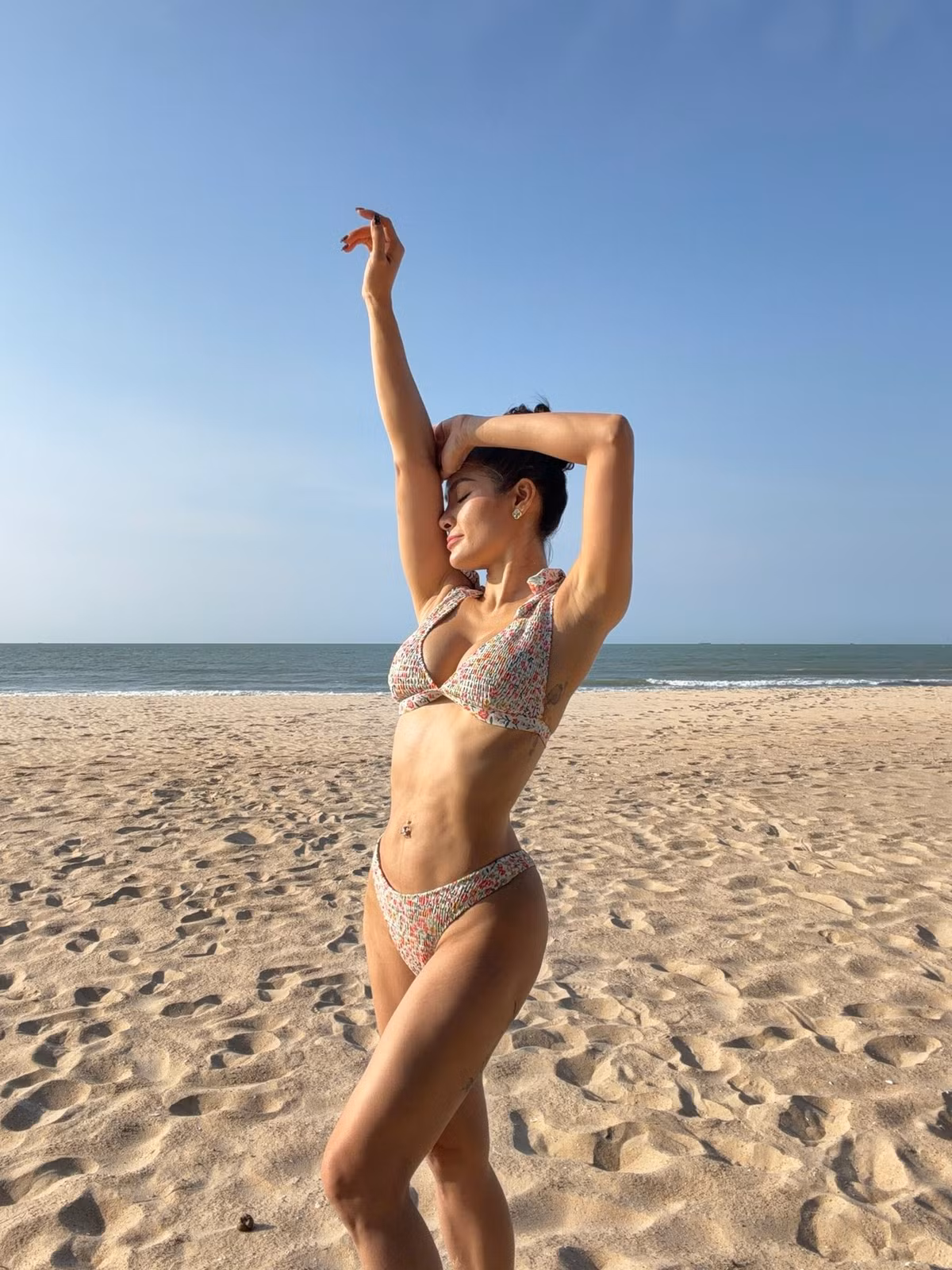 Dưới ánh nắng tự nhiên, làn da nâu mịn màng cùng nụ cười tươi tắn càng khiến tổng thể hình ảnh của Phương Trinh Jolie thêm phần cuốn hút.