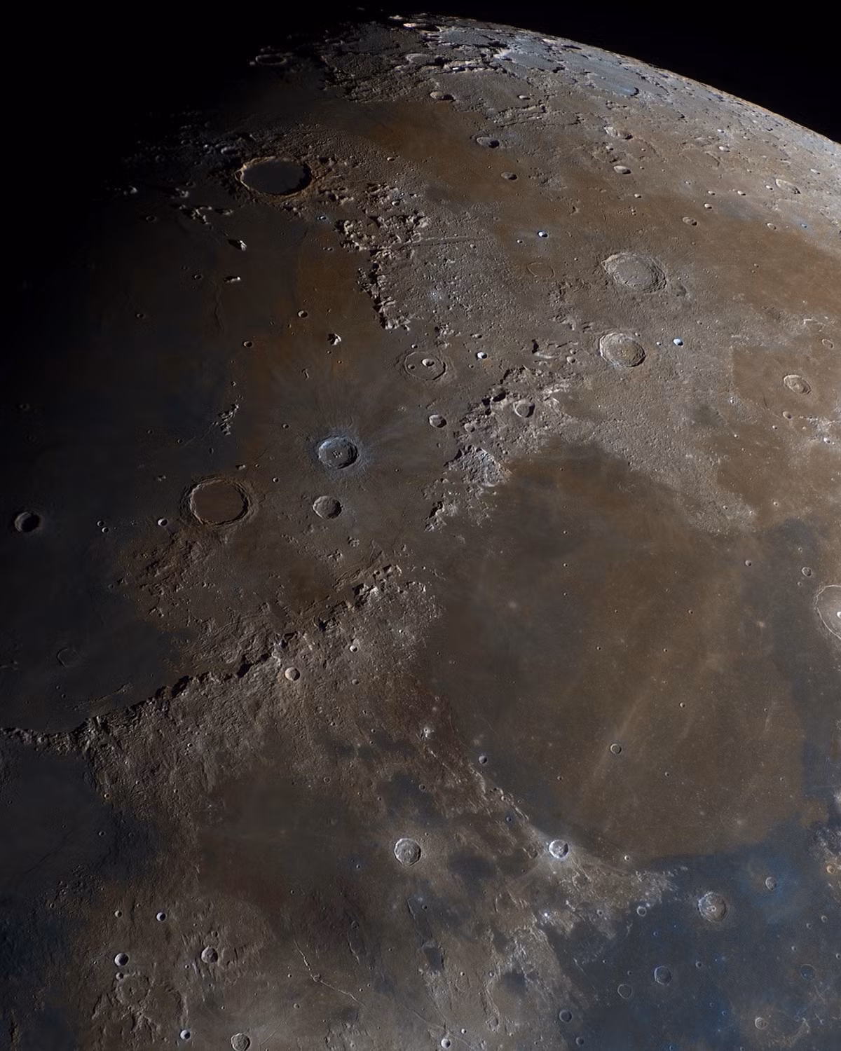 Mineral Moon của Nikolaos Strimpoulis, 15 tuổi, giành giải Young Astronomy Photographer of the Year 2026 với hình ảnh làm nổi bật màu sắc và sự khác biệt trên bề mặt Mặt Trăng.