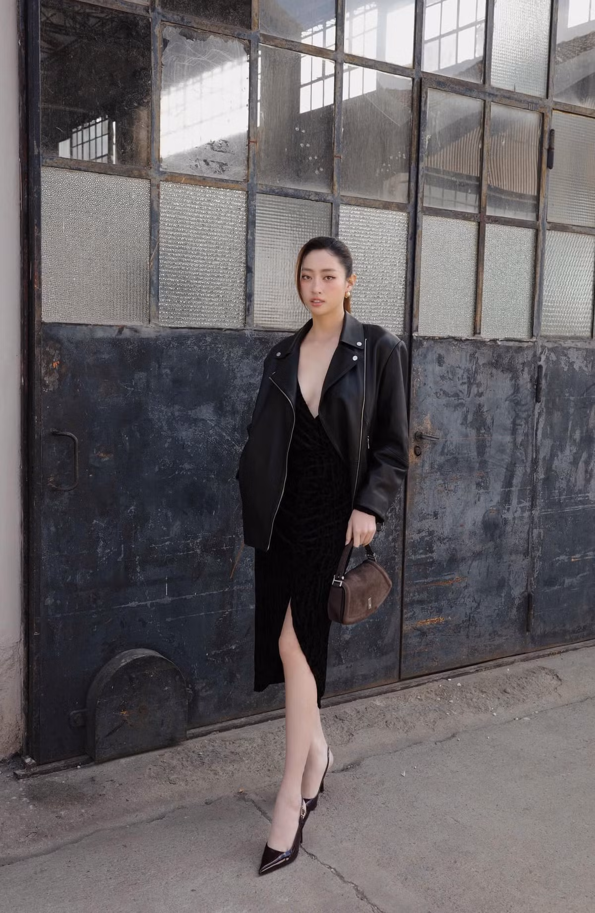 Lương Thùy Linh diện váy xẻ ngực táo bạo dự show thời trang tại Paris Fashion Week. Ảnh: FB Lương Thùy Linh