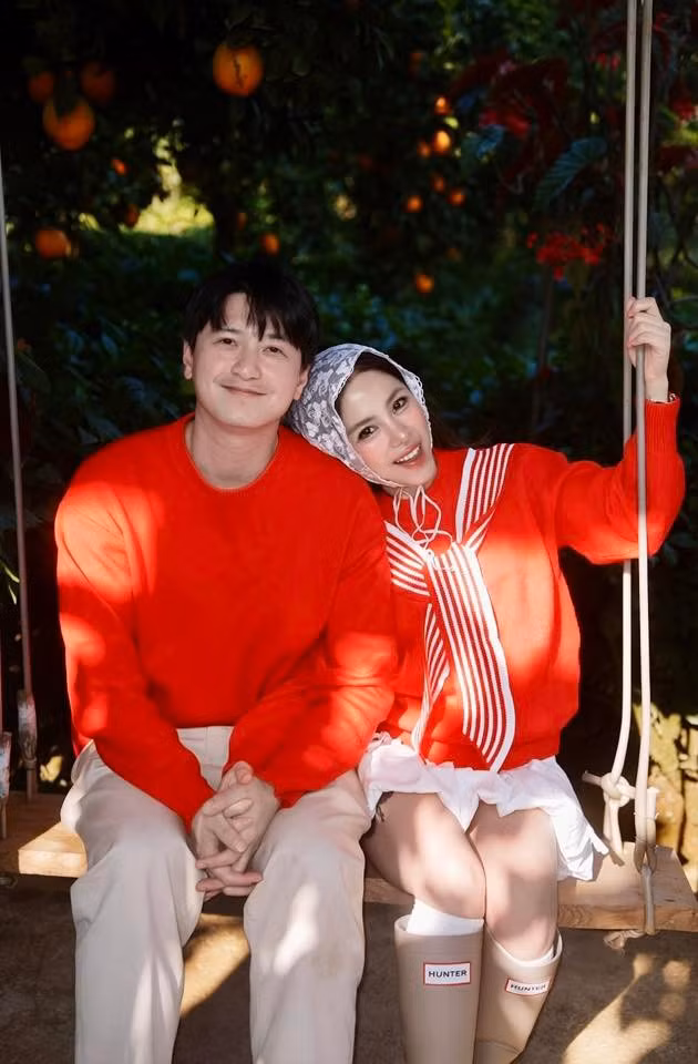Mới đây, Huỳnh Anh và Bạch Lan Phương đăng tải loạt ảnh đôi chụp trong vườn quýt sai trĩu quả.