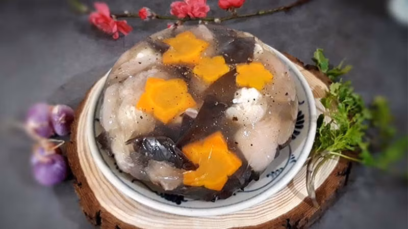 Món thịt đông là một món ăn truyền thống không thể thiếu trong ngày Tết. Vào những trời chiều mưa se se lạnh, khi có một bát thịt kho đông ăn kèm với dưa muối chua thơm lừng thì còn gì tuyệt vời hơn.