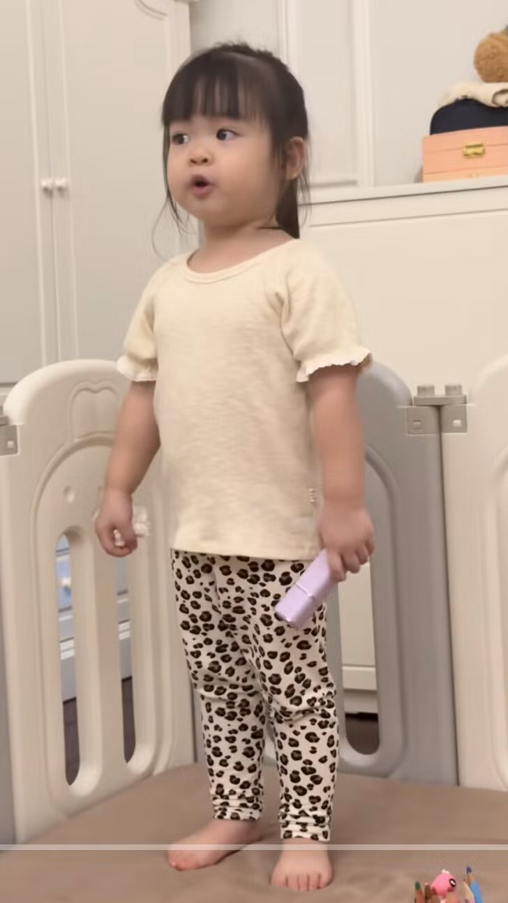 Titi – tên thân mật của ái nữ nhà nàng hậu gây “bão mạng” với gương mặt xinh xắn, đôi mắt to tròn long lanh. Biểu cảm tự nhiên, trong sáng cùng cách hát dõng dạc của cô bé khiến ai xem cũng phải bật cười thích thú.