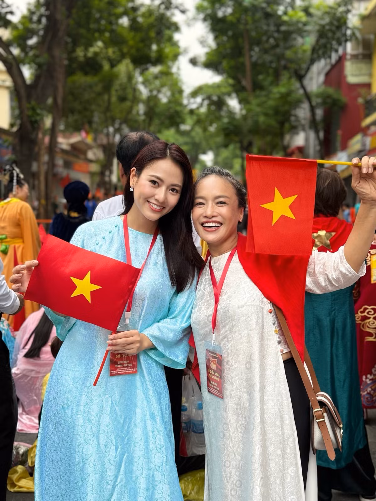 Xuất hiện trong hàng ngũ nghệ sĩ tham gia buổi sơ duyệt A80, diễn viên trẻ của VTV – Vũ Việt Hoa khiến khán giả không khỏi ngỡ ngàng trước hình ảnh duyên dáng trong tà áo dài.
