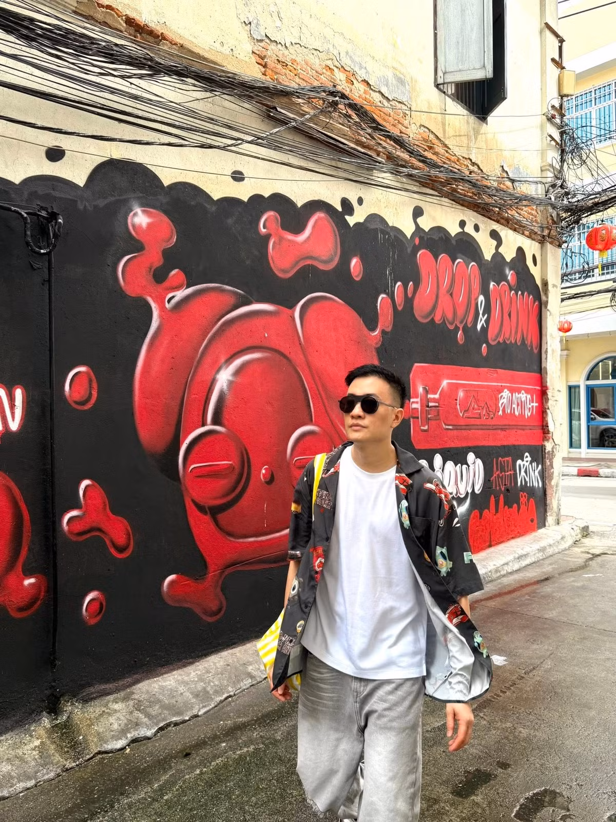 Lương Mạnh Hải dí dỏm: Cứ ra đường nhiều mới thấy ở nhà ru rú vừa đỡ mỏi chân, vừa sung sướng biết bao. Ảnh: FB Lương Mạnh Hải