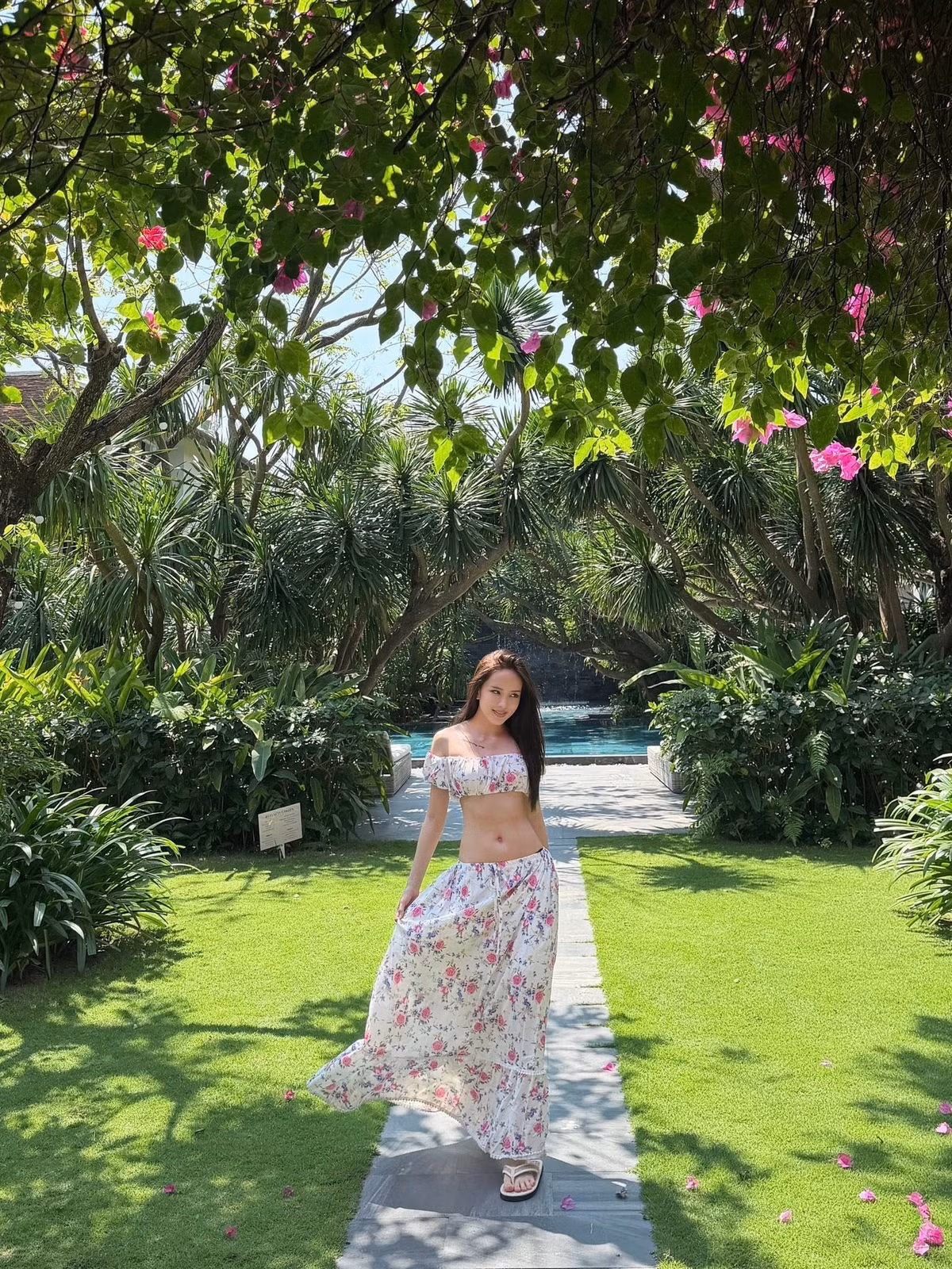 Bikini hay những thiết kế xuyên thấu cũng xuất hiện trong phong cách thời trang của Thiều Bảo Trâm. Với các kiểu dáng đa dạng, nữ ca sĩ có thể biến hóa từ vẻ ngoài nữ tính, thanh lịch đến hình ảnh cá tính, quyến rũ. Ảnh: FB Thiều Bảo Trâm