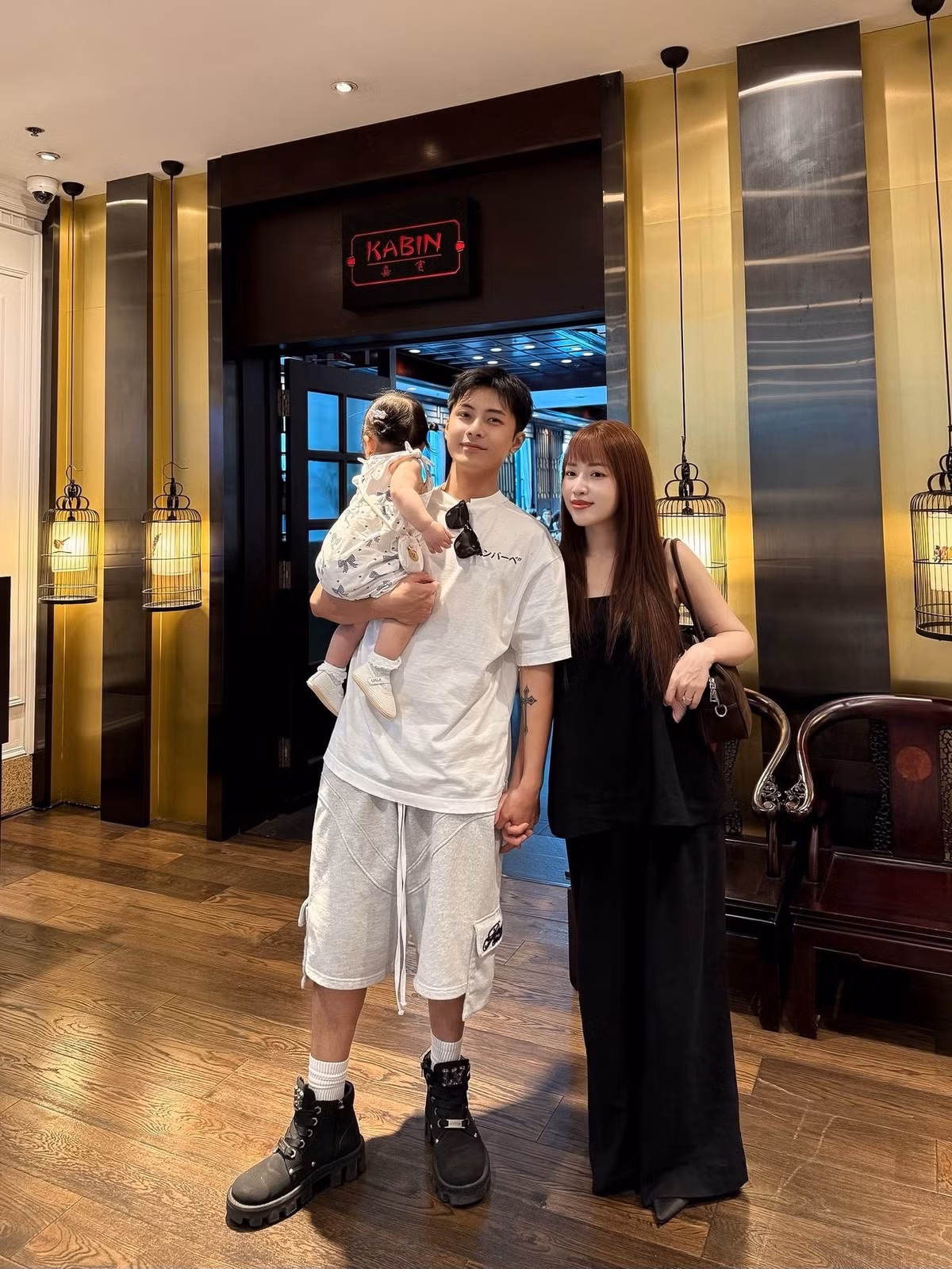 Kể từ khi có thêm thành viên mới, cuộc sống của cặp đôi vàng làng giải trí Việt đã có những bước ngoặt đáng kể. Thay vì xuất hiện dày đặc trên các gameshow hay sự kiện thảm đỏ, Gin Tuấn Kiệt và Puka chọn cách lui về "hậu phương", dành trọn quỹ thời gian để đồng hành cùng con trong những năm tháng đầu đời.