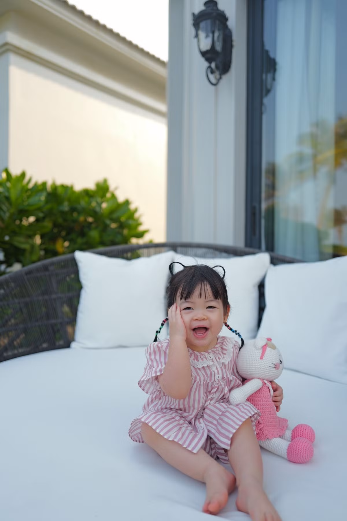 Khác với nhiều mẹ bỉm chọn cách giấu con, Đỗ Mỹ Linh thoải mái chia sẻ khoảnh khắc đáng yêu của ái nữ trên mạng xã hội.