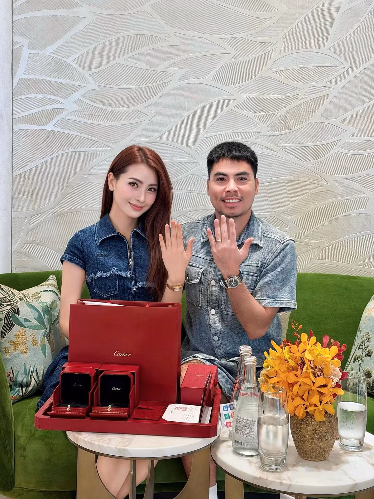 MC Huyền Trang 'Mù Tạt' và cầu thủ Đức Huy khoe nhẫn cưới. Ảnh: FB Nguyễn Huyền Trang