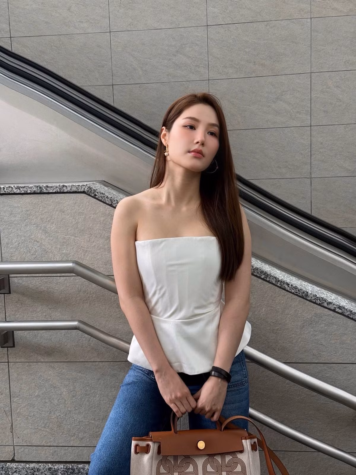 Vẻ ngoài xinh đẹp, trẻ trung cùng thần thái tràn đầy sức sống của cô nhận được nhiều lời khen từ khán giả.