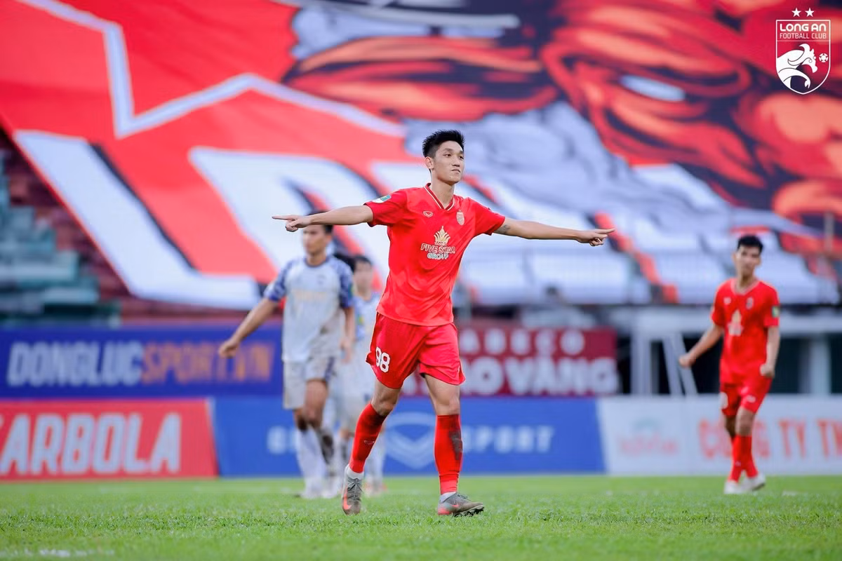 Năm 2016 là dấu mốc đặc biệt trong sự nghiệp Trọng Đại. Trong màu áo U19 Việt Nam, anh được trao băng đội trưởng tại giải U19 châu Á và cùng các đồng đội tiến vào bán kết. Với lối chơi thông minh, khả năng thu hồi bóng, bọc lót và điều phối khu trung tuyến, Trọng Đại khi ấy được xem là một trong những nhân tố nổi bật của đội bóng. Ảnh: FB Nguyễn Trọng Đại