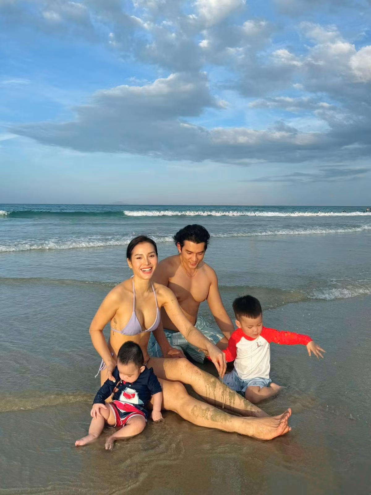Gia đình Phương Trinh Jolie tắm biển ở Nha Trang. Ảnh: FB Phương Trinh Jolie