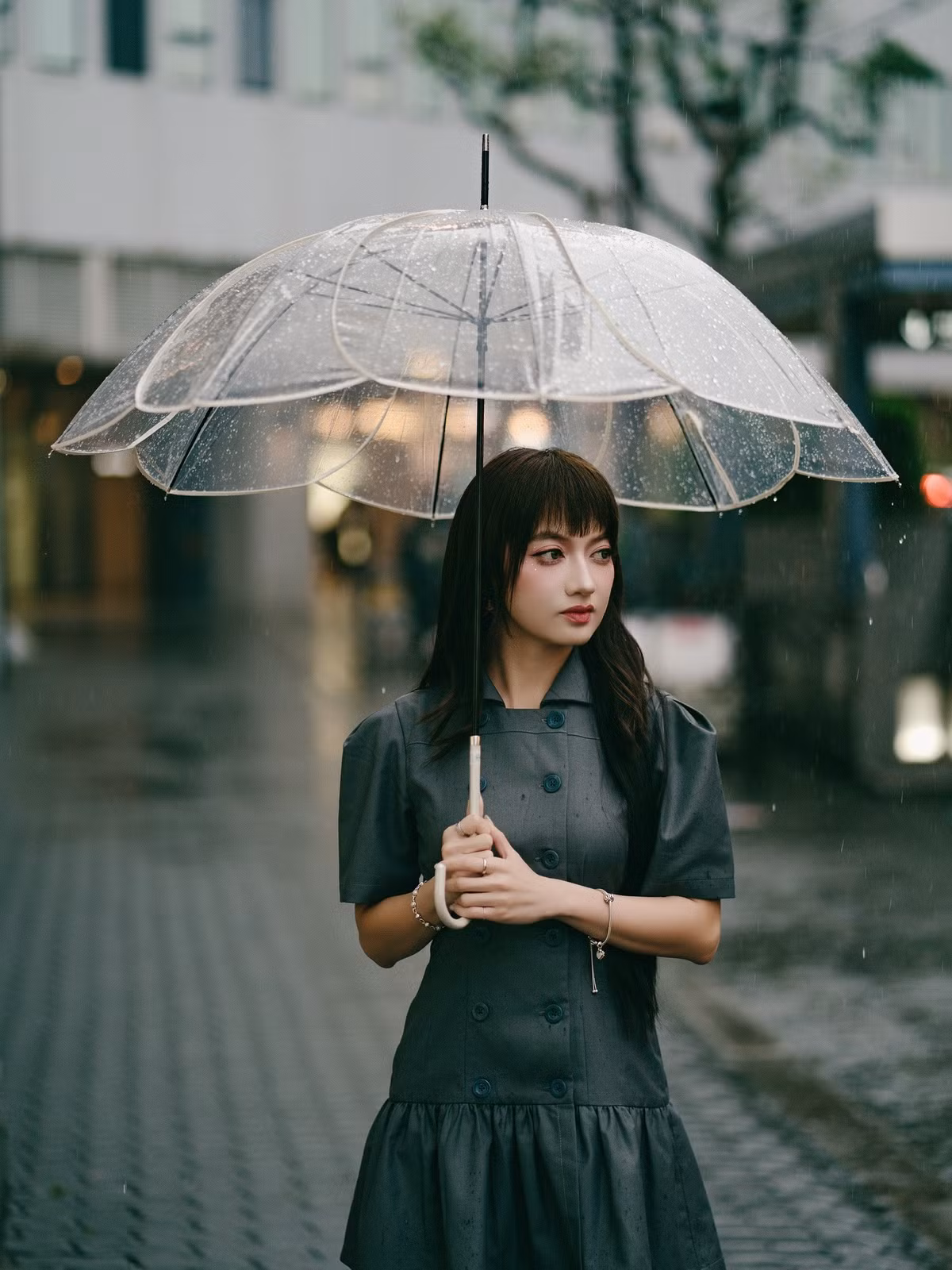 Xuân Nghi chụp ảnh dưới mưa khi đến Nhật Bản. Ảnh: FB Xuân Nghi