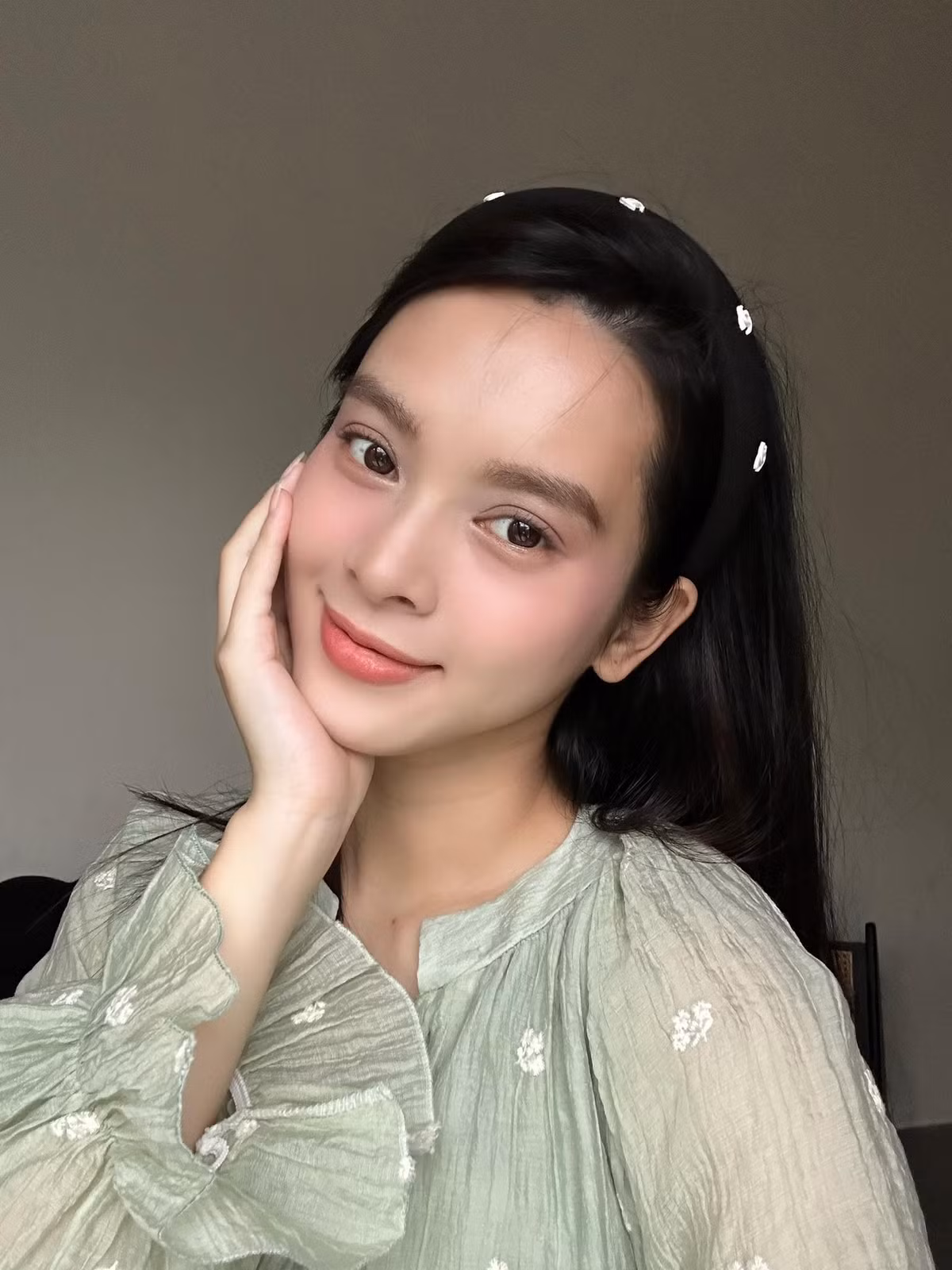 Dù đang ở giai đoạn cuối thai kỳ, vóc dáng cô vẫn gọn gàng, đặc biệt là vòng hai tròn đầy nhưng không hề kém phần quyến rũ. Ảnh: FB Lương Quỳnh