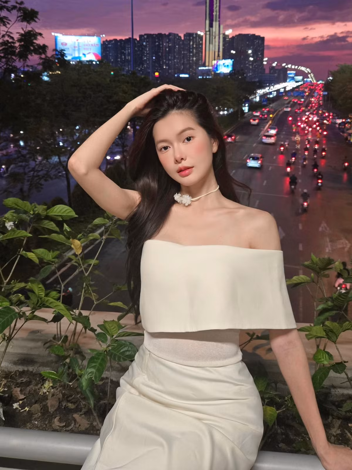 Không cần đến những lớp trang điểm dày cộp hay ánh đèn sân khấu chuyên nghiệp, Yên Đan vẫn tỏa sáng với làn da mịn màng không tì vết, đôi mắt to tròn, long lanh cùng nụ cười tươi tắn, rạng rỡ. Ảnh: FB Yên Đan