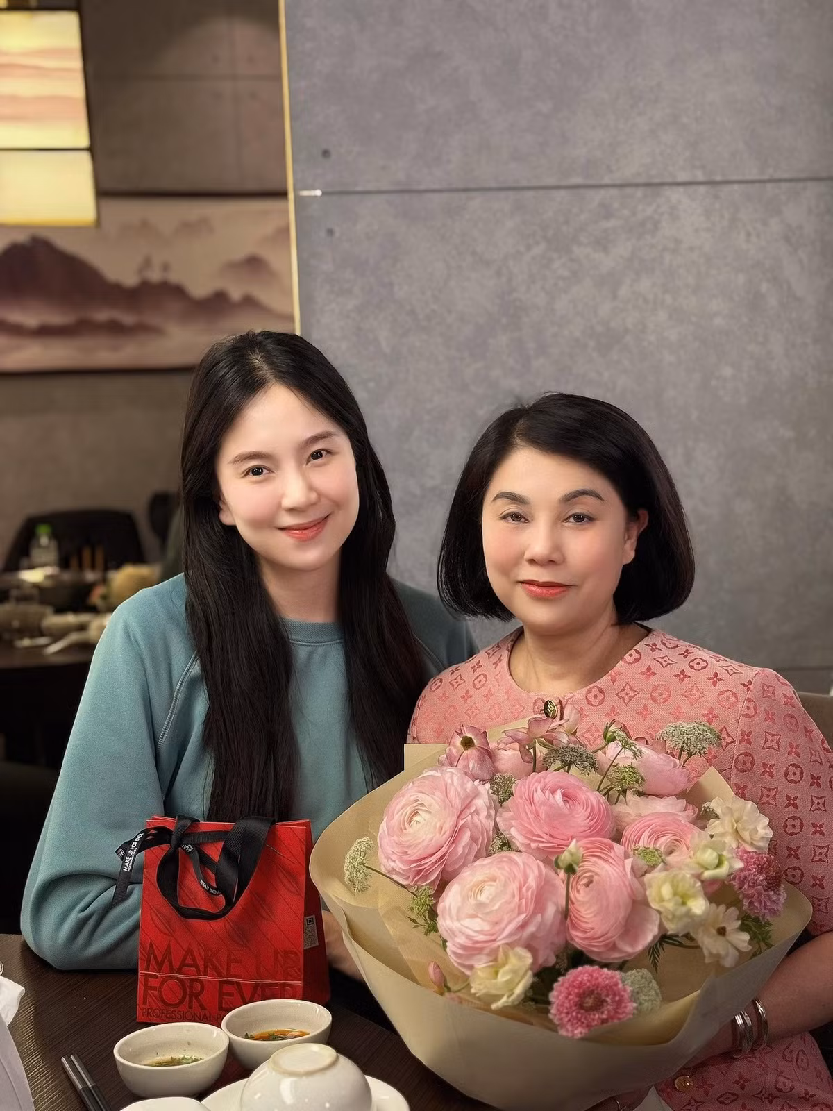 Không chỉ chia sẻ những khoảnh khắc đẹp bên mẹ, Mai Ngọc còn từng bày tỏ sự thay đổi trong tình cảm dành cho bà sau khi sinh con trai. Nữ MC cho biết cô càng thấu hiểu và thương mẹ hơn, đồng thời muốn dành nhiều thời gian cho bà. Ảnh: FB Mai Ngọc