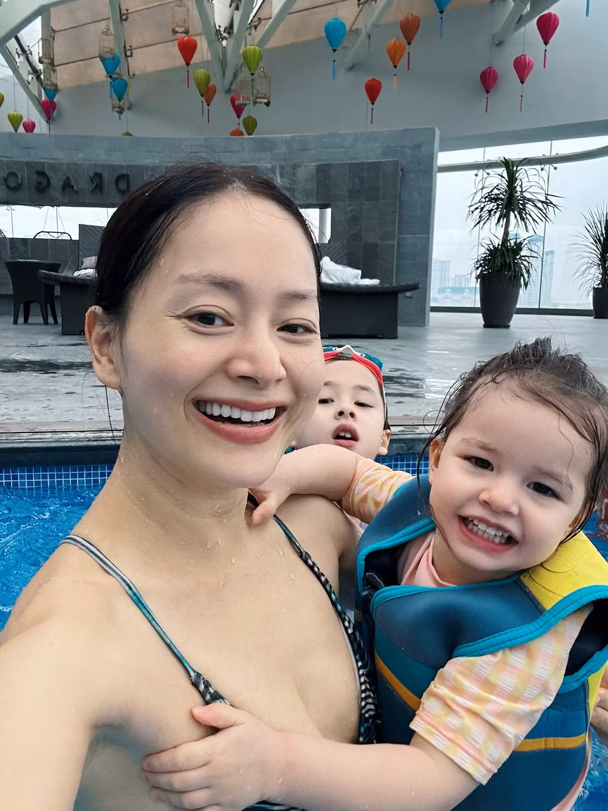 Theo chia sẻ của nữ diễn viên, cô luôn cố gắng có mặt bên các con trong từng khoảnh khắc để các bé cảm nhận được sự bình yên và ấm áp.