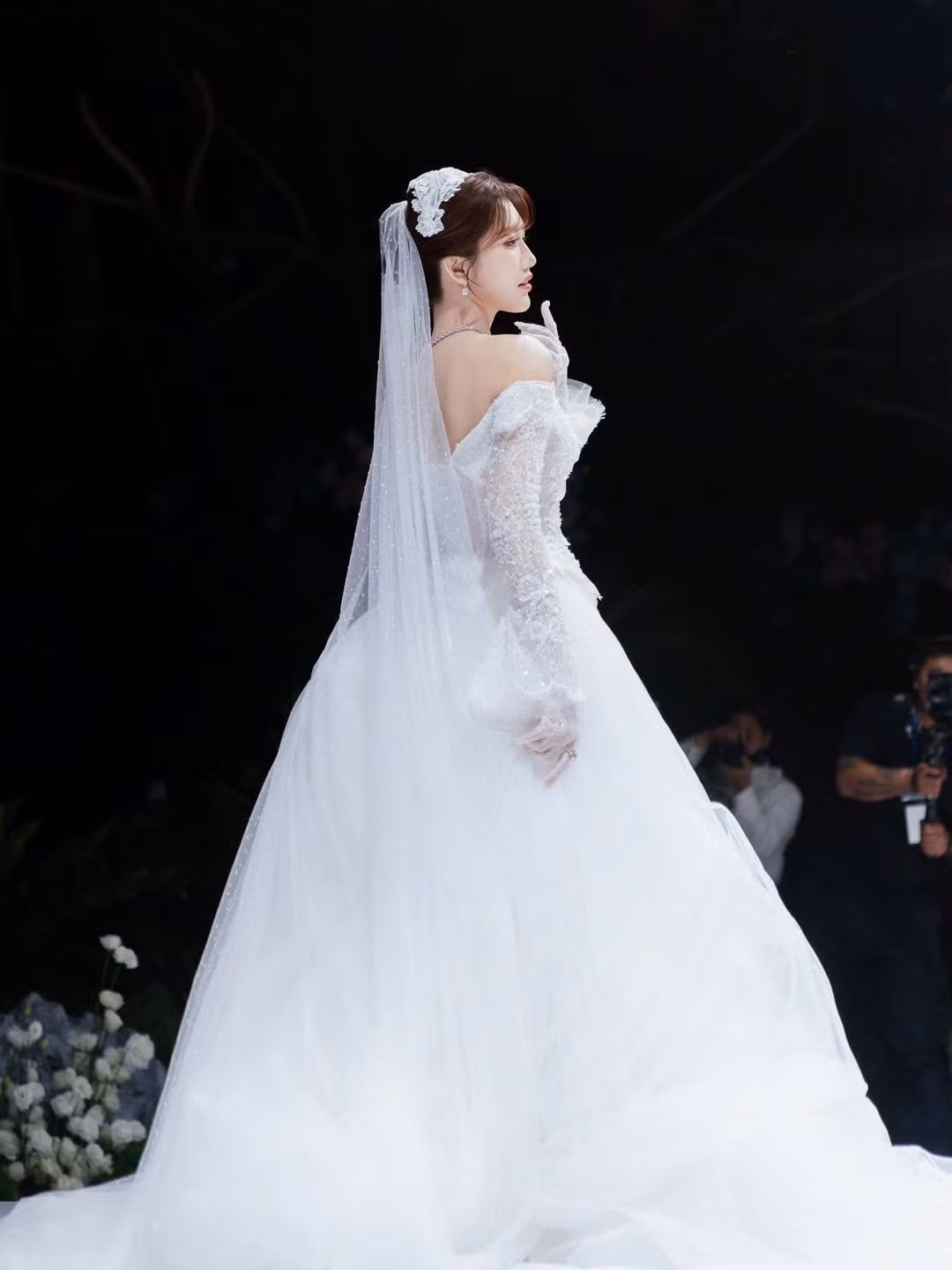 Nữ diễn viên gây ấn tượng ngay từ khi bước ra sân khấu trong thiết kế đầm cưới bồng bềnh, khoe nhan sắc "thách thức" cam thường.