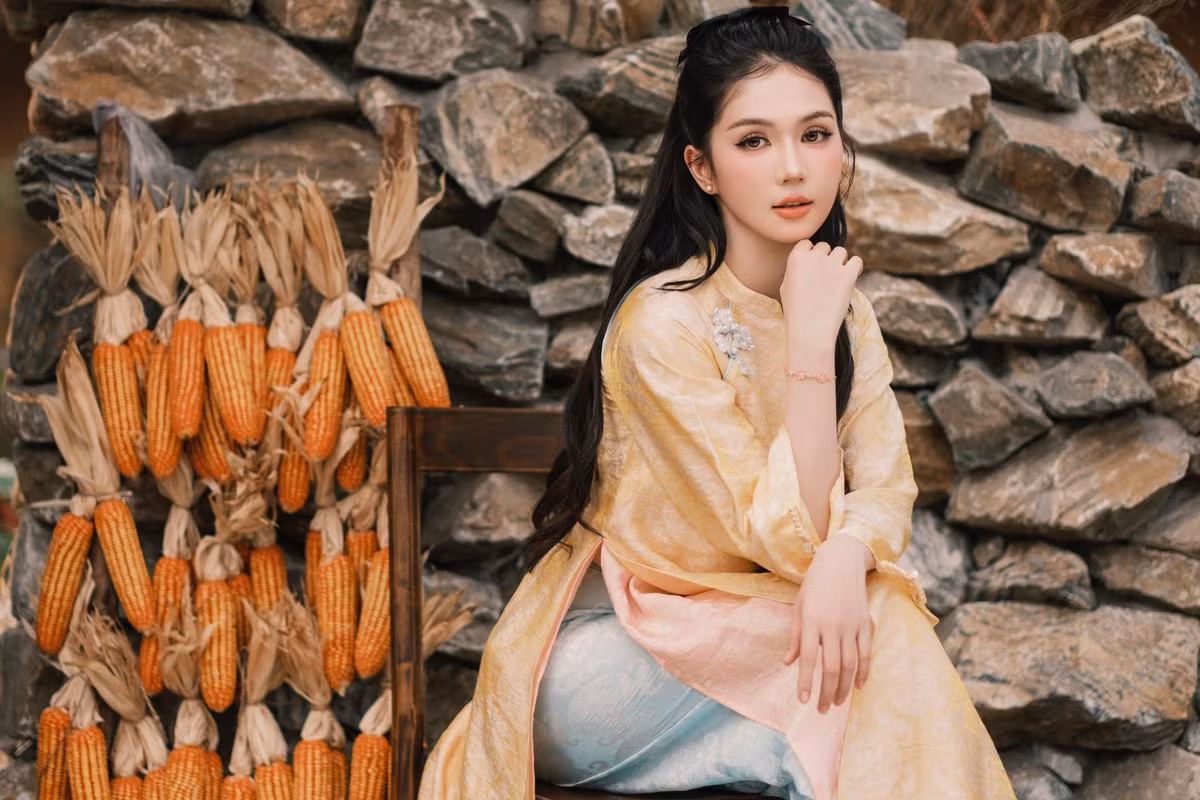 Không còn những thiết kế cắt xẻ hay phô diễn đường cong nóng bỏng, Ngọc Trinh lựa chọn vẻ đẹp dịu dàng, tinh tế nhưng vẫn đủ sức hút.