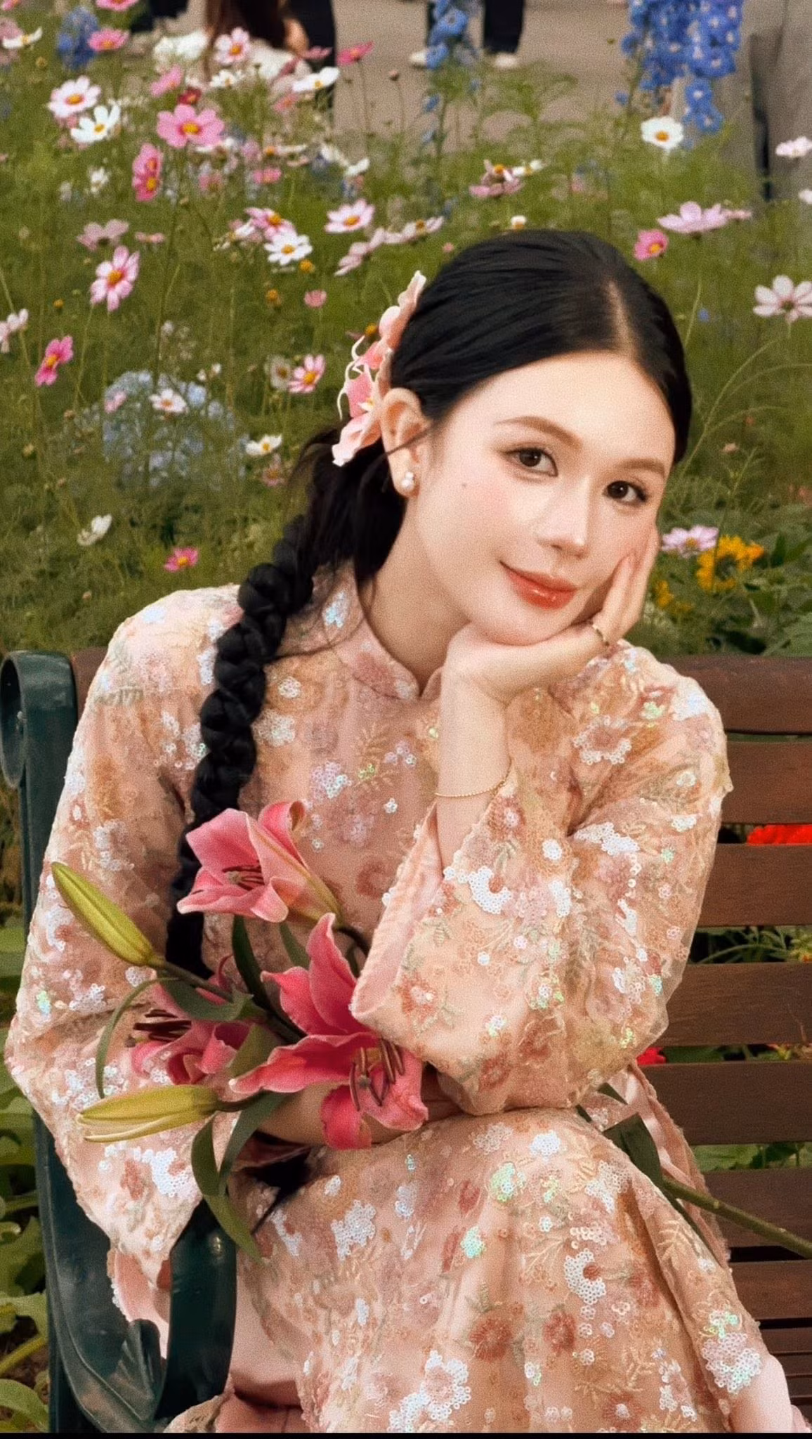 Sinh năm 1994, quê Tuyên Quang (Hà Giang cũ), Vũ Thị Thu Trang được biết đến là hot girl và nhà sáng tạo nội dung với khoảng 600.000 người theo dõi. Năm 2023, kiểu tóc hippie của cô từng tạo thành xu hướng được nhiều bạn trẻ hưởng ứng trên mạng xã hội. Ảnh: FB Vũ Thị Thu Trang