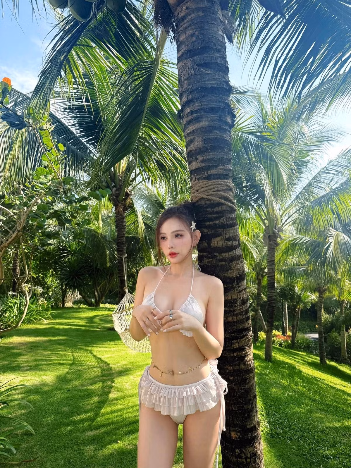 Mới đây, Thu Thuỷ nhóm Mây Trắng đã đăng tải những hình ảnh diện bikini đầy cuốn hút tại một khu nghỉ dưỡng, thu hút sự chú ý của cộng đồng mạng. Ảnh: FB Nguyễn Thu Thuỷ