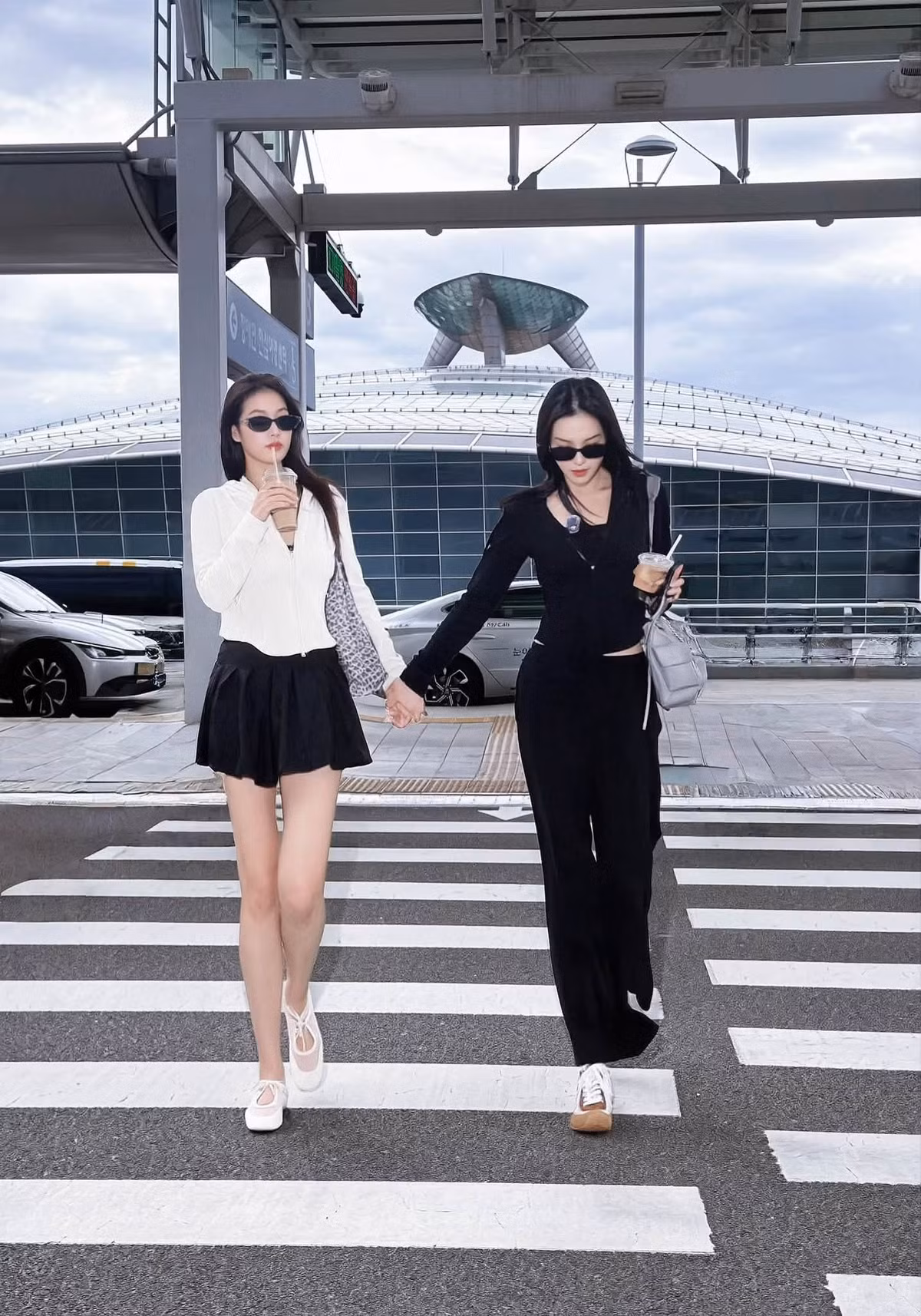 Việc thường xuyên sánh đôi trong những chuyến đi và hoạt động thường ngày cũng giúp sự đồng điệu về phong cách của hai người đẹp được thể hiện rõ hơn. Nhiều khán giả nhận xét Kỳ Duyên và Thiên Ân có những khoảnh khắc trông giống chị em. Ảnh: FB Nguyen Cao Ky Duyen