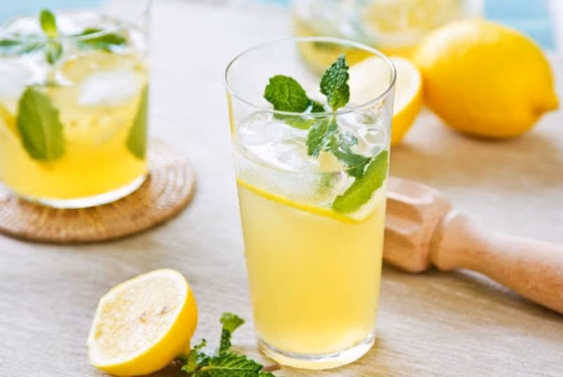 Không cần công thức cầu kỳ, một ly nước chanh pha loãng cũng có thể trở thành lựa chọn thú vị trong ngày. Nước chanh không đường chứa rất ít calo và có vị chua thanh dễ uống. Đây cũng là cách đơn giản để hạn chế thói quen sử dụng nước ngọt hoặc các loại đồ uống chứa nhiều đường. Ảnh: Bách hoá Xanh