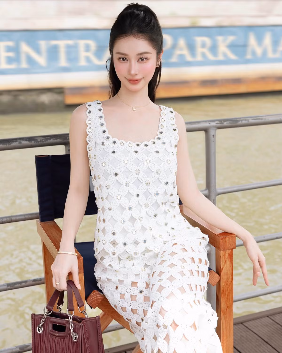 Điểm đáng chú ý trong phong cách của Jun Vũ là khả năng biến hóa linh hoạt giữa vẻ đẹp trong trẻo và hình ảnh gợi cảm. Thay vì chạy theo những thiết kế cầu kỳ, cô ưu tiên trang phục có tính ứng dụng cao, dễ phối đồ nhưng vẫn tạo được dấu ấn riêng. Ảnh: FB Jun Vũ
