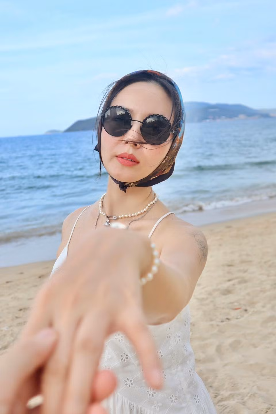 Không chạy theo ồn ào hay thị phi, cô chọn cuộc sống bình yên, tập trung chăm sóc bản thân, giữ gìn vóc dáng và sống tích cực. Chính lối sống này giúp cô luôn xuất hiện rạng rỡ trước công chúng, mỗi lần xuất hiện đều trở thành tâm điểm. Ảnh: FB Tran Phuong Linh