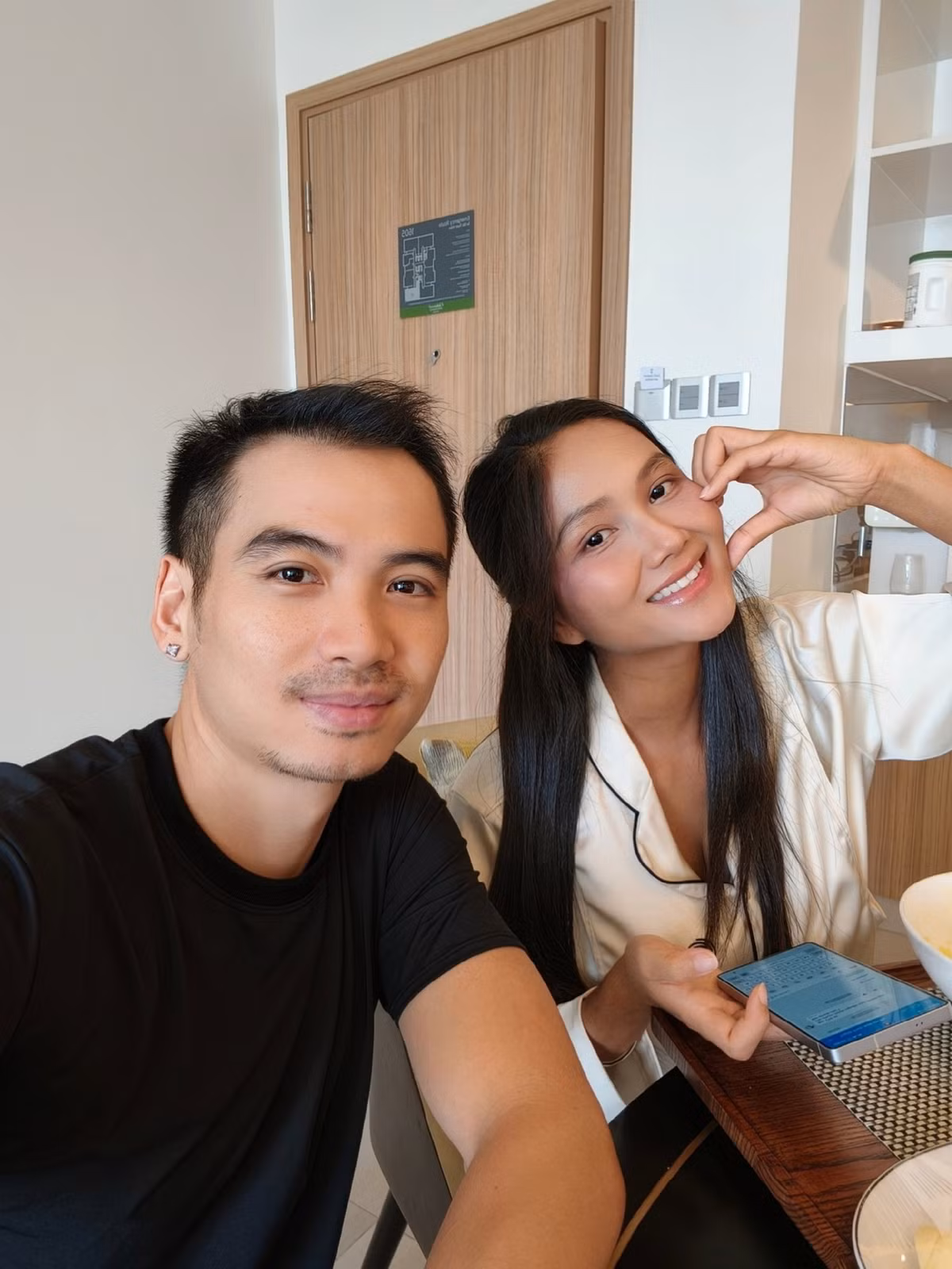 Trong loạt ảnh, cô trang điểm sắc sảo, khoe làn da mịn màng cùng đường nét gương mặt nổi bật, khác hẳn vẻ mộc mạc khi chăm con những ngày đầu.