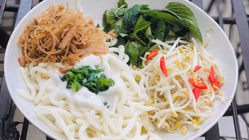 Một món ăn khác cũng góp phần làm phong phú bản đồ ẩm thực địa phương là bánh tằm bì Tân Châu. Những sợi bánh mềm dai được ăn cùng bì heo thái sợi và xíu mại đậm vị, tạo nên sự kết hợp thú vị giữa nhiều nguyên liệu. Ảnh: Bách hoá XANH