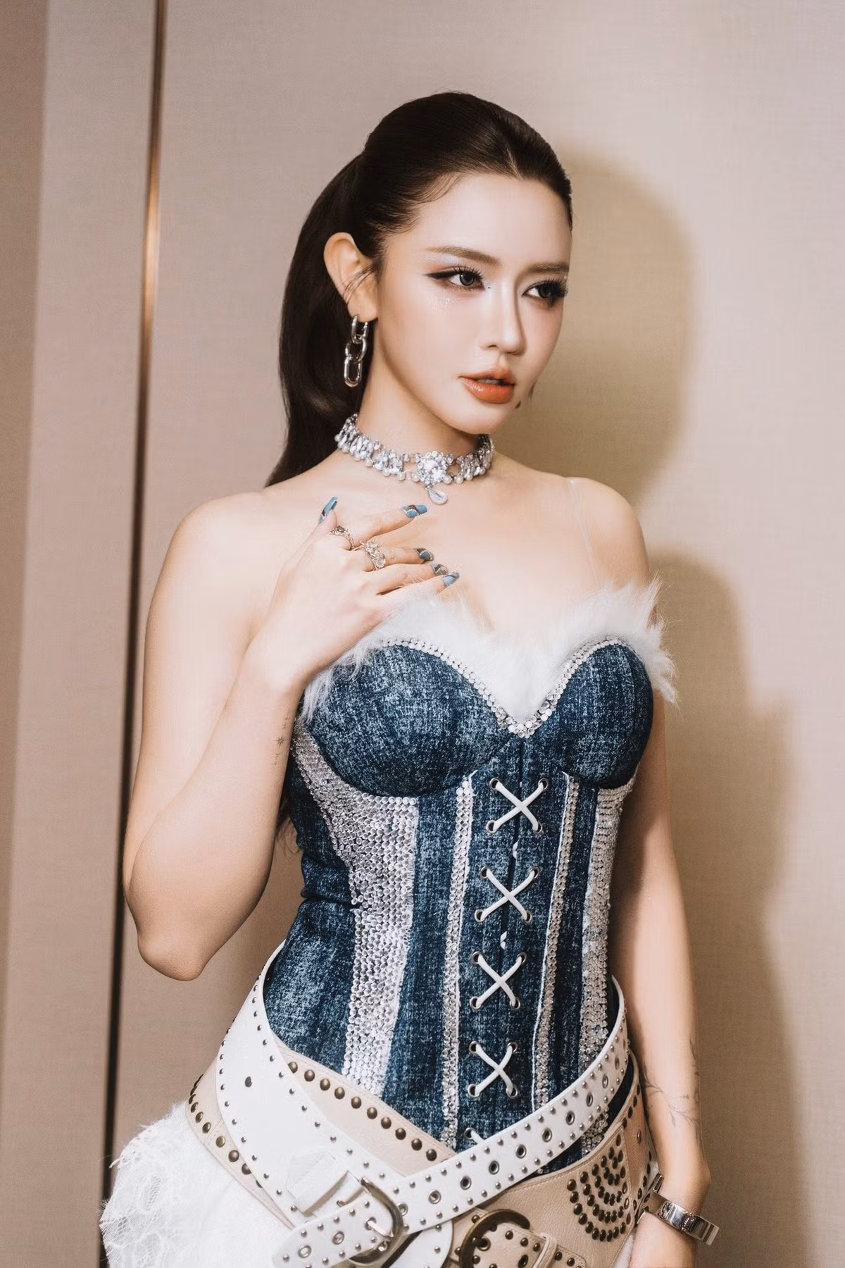 Trên sân khấu, Bích Phương ghi điểm nhờ phong thái biểu diễn tự tin, năng lượng tích cực và thần thái ngày càng “chín”.