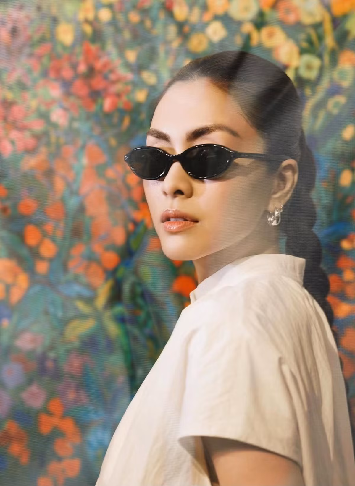 Ở đời thường, “ngọc nữ” một thời cũng không cần diện những bộ cánh quá nổi bật để thu hút sự chú ý. Những trang phục đơn giản, thoải mái khi kết hợp cùng thần thái tự tin vẫn đủ giúp cô trở thành tâm điểm mỗi khi xuất hiện. Ảnh: IG hatangthanh