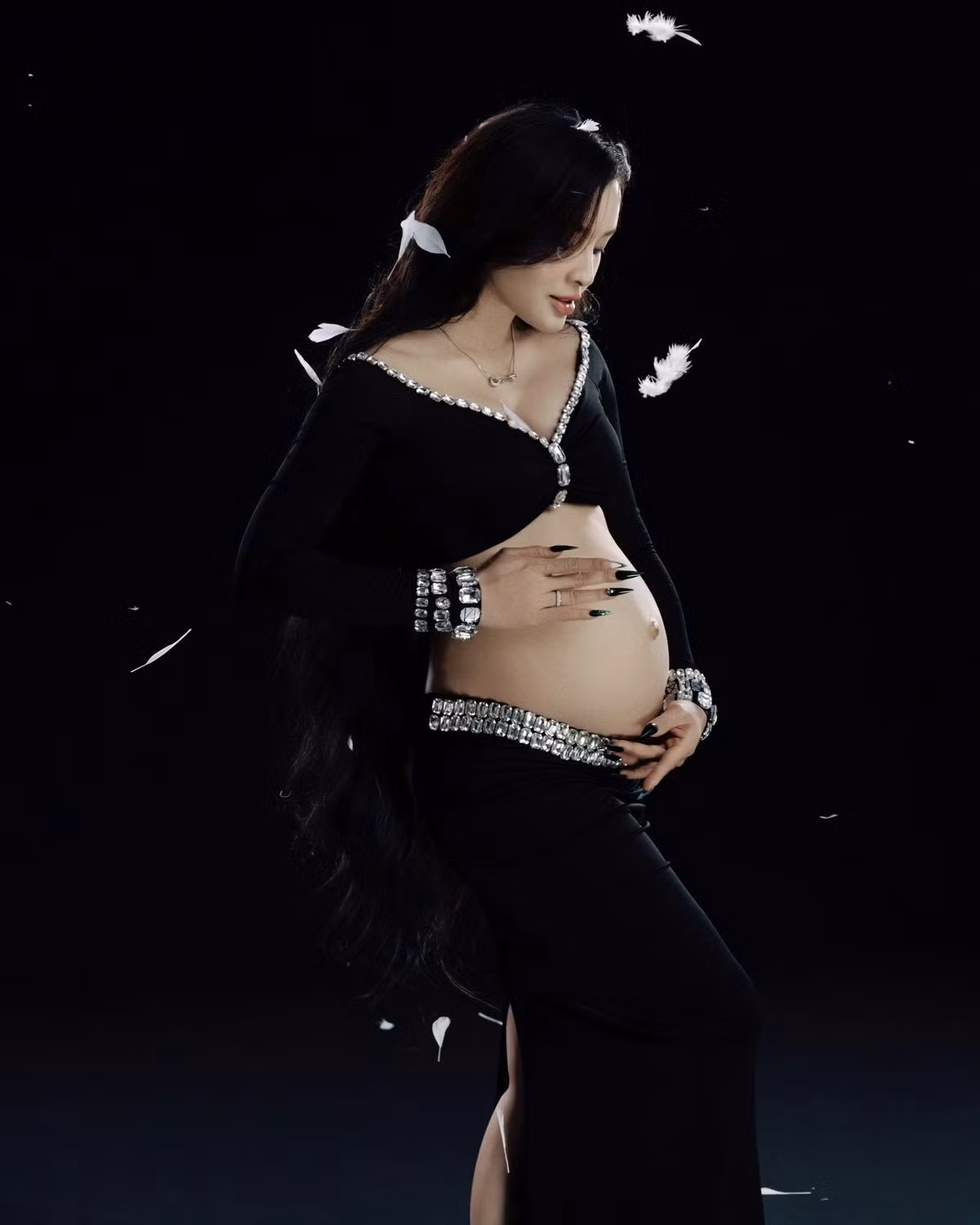 Phương Trinh Jolie gây chú ý khi tung bộ ảnh nghệ thuật chụp khi mang thai. Ảnh: FB Phương Trinh Jolie