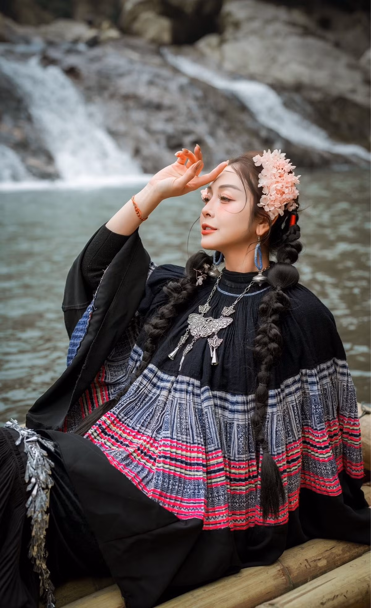 Hoa hậu Jennifer Phạm diện trang phục lấy cảm hứng từ cô gái vùng cao, khoe sắc ở bản Cát Cát, Sa Pa. Ảnh: FB Jennifer Pham