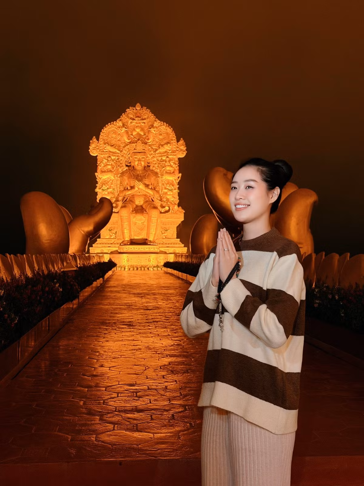 Hoa hậu Khánh Vân tận hưởng không khí đêm tại Samten Hills Đà Lạt. Ảnh: FB Nguyễn Trần Khánh Vân