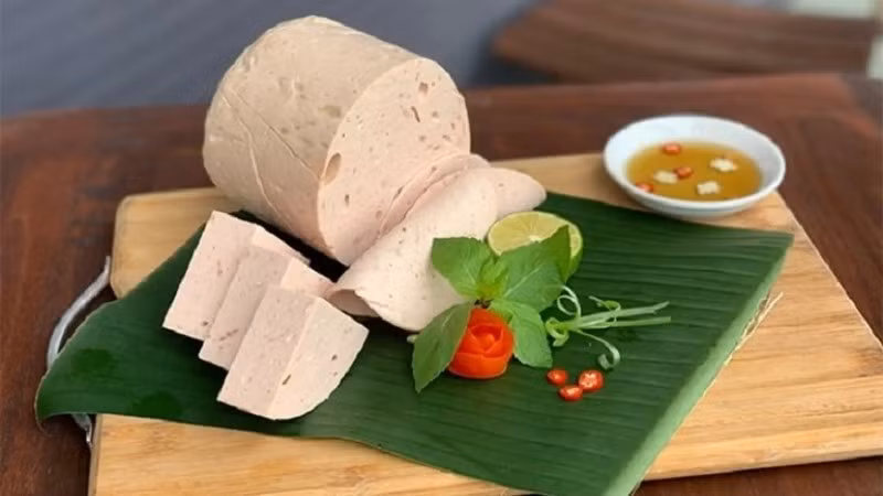 Việc bảo quản không đúng cách không chỉ làm giảm giá trị món ăn mà còn tiềm ẩn nguy cơ nhiễm khuẩn, gây lãng phí. Vậy làm sao để giữ cho phần giò còn lại vẫn luôn mọng nước và chuẩn vị như lúc mới ra lò?