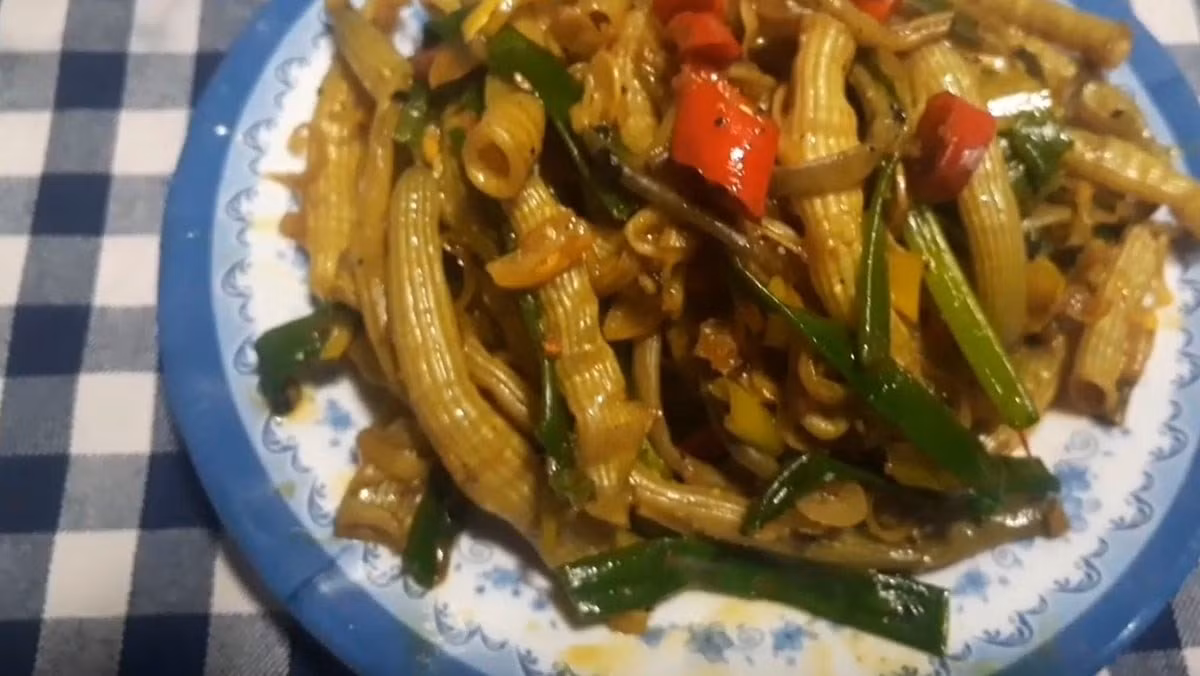 Sá sùng xào sả ớt: Sá sùng tươi xào cùng sả băm và ớt tươi. Hương thơm cay nồng của sả ớt giúp khử mùi tanh, làm bật lên vị ngọt của sá sùng. Món ăn này rất hợp để nhâm nhi trong những bữa ăn gia đình ấm cúng.