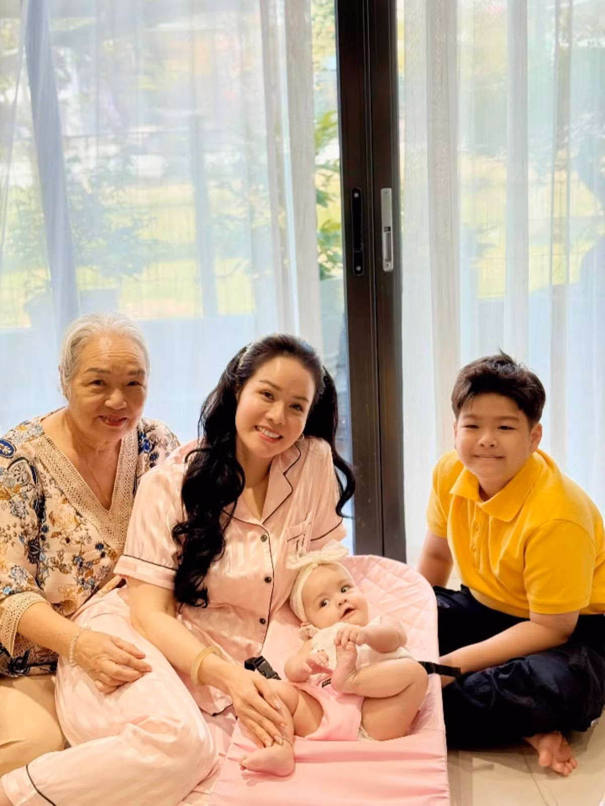 Nhật Kim Anh hạnh phúc bên hai con. Ảnh: FB Nhật Kim Anh