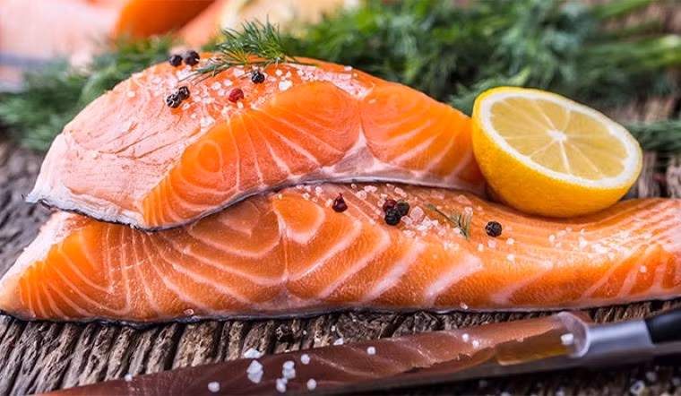 Cá hồi cung cấp protein và là một trong những loại cá giàu axit béo omega-3. Với người tiểu đường, cá hồi hấp, nướng hoặc áp chảo nhẹ có thể là lựa chọn phù hợp hơn các món cá chiên nhiều dầu. Ảnh: Bách hoá XANH