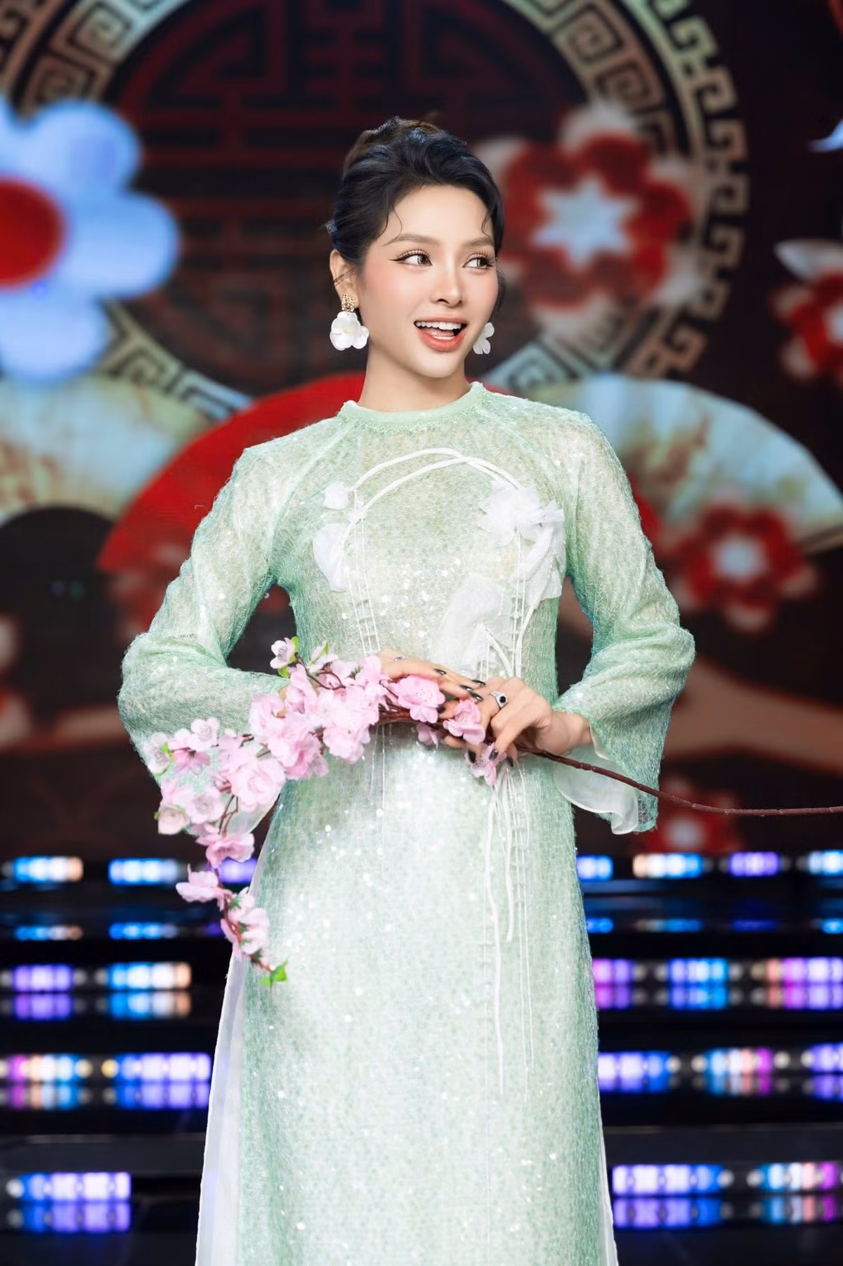 Ca sĩ Phương Trinh Jolie bận rộn ghi hình các ca khúc nhạc xuân. Ảnh: FB Phương Trinh Jolie