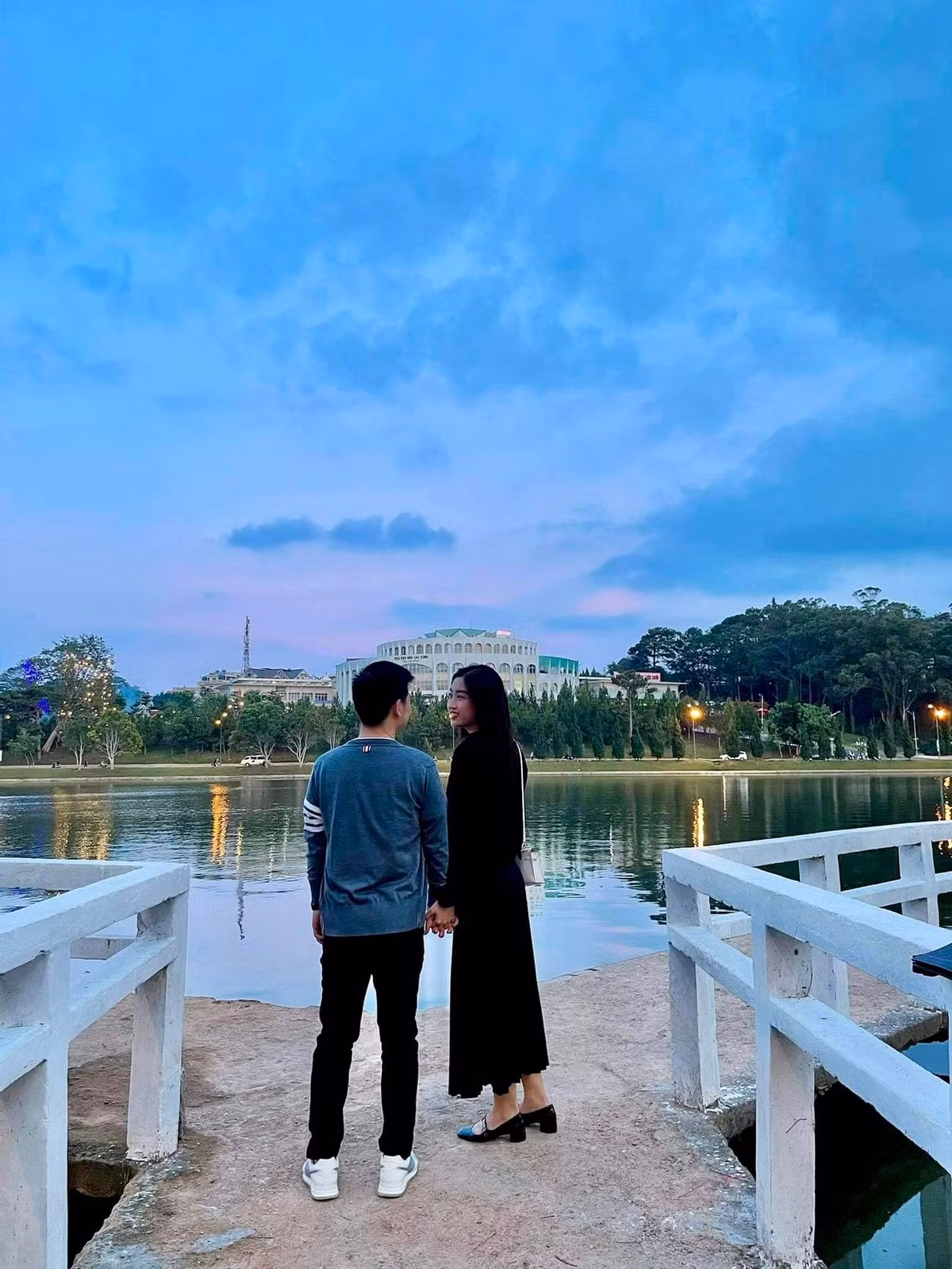 Nếu Mỹ Linh chọn những chiếc váy nhẹ nhàng, nữ tính thì Đỗ Vinh Quang cũng diện các bộ đồ mang tông màu tương đồng.