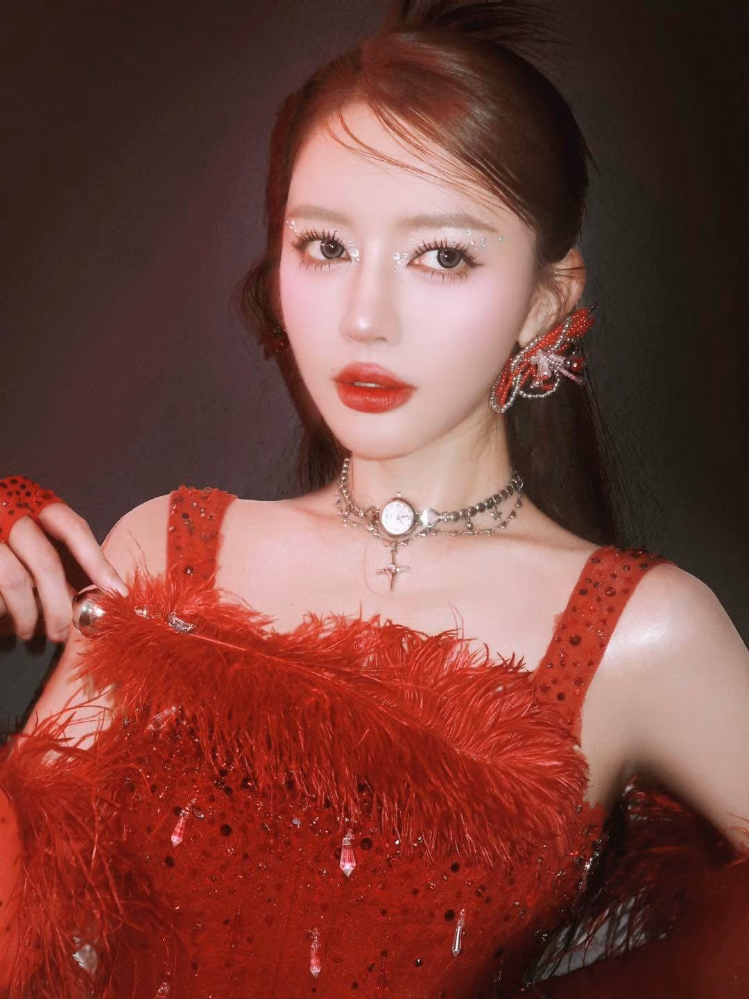 Làn da trắng sáng, căng bóng cùng đường nét gương mặt gọn gàng giúp Bích Phương trẻ trung hơn nhiều so với tuổi 36.