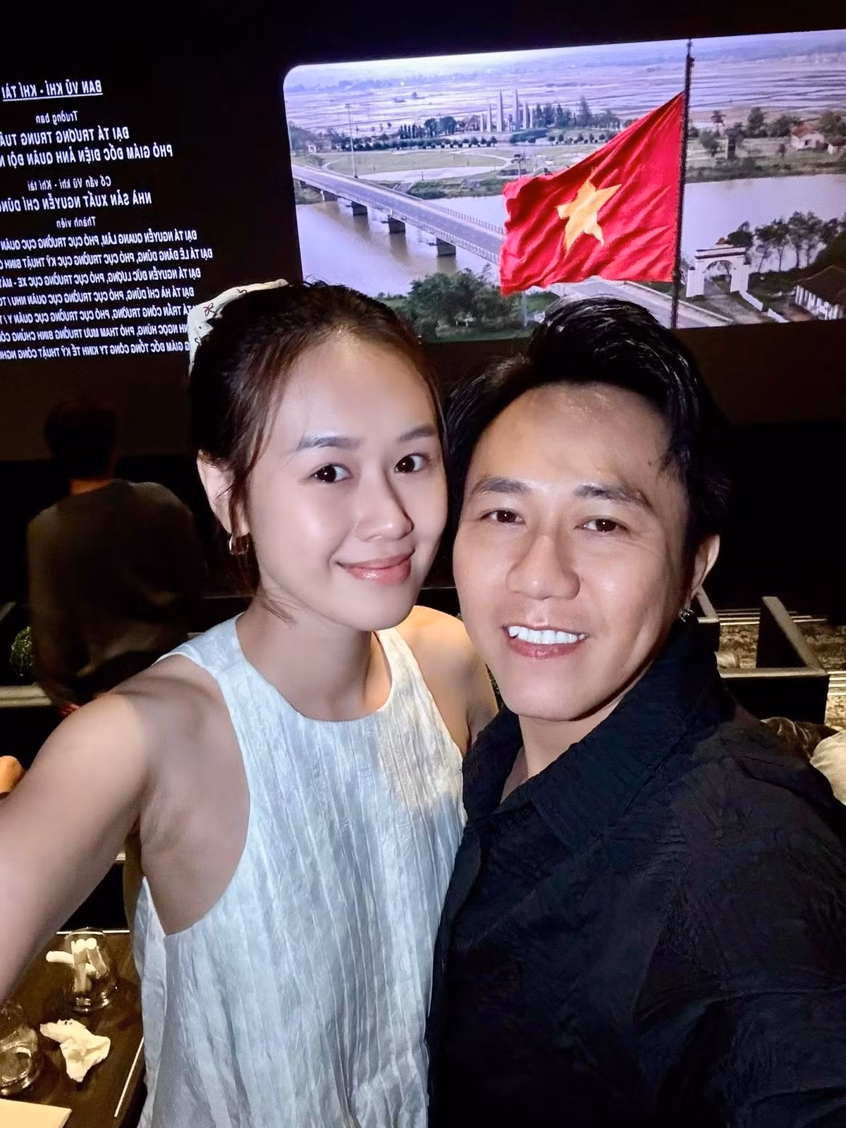 Vợ chồng diễn viên Anh Đức - Anh Phạm cảm thấy xúc động, tự hào sau khi xem phim Mưa đỏ. Ảnh: FB Ta Anh Duc